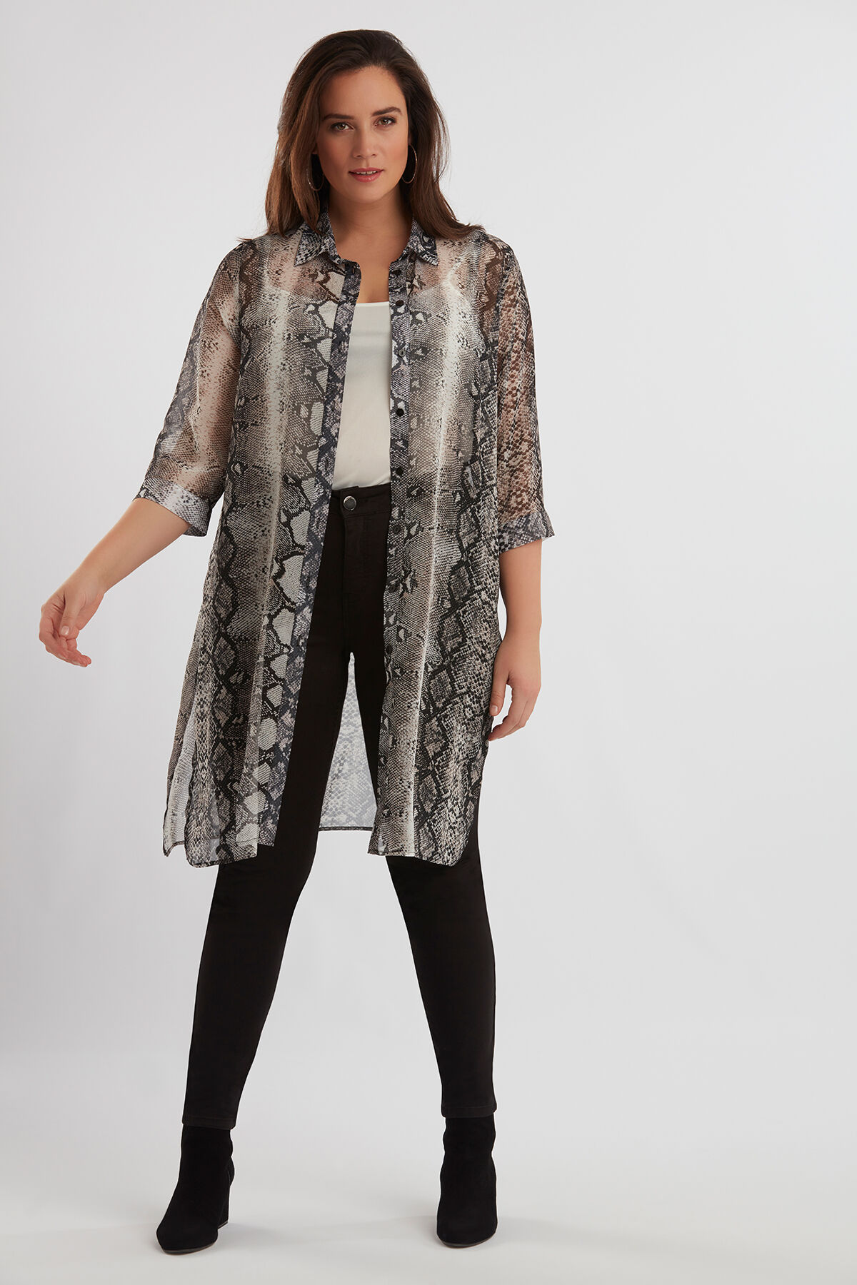 Blusa transparente con estampado de serpiente image number 4