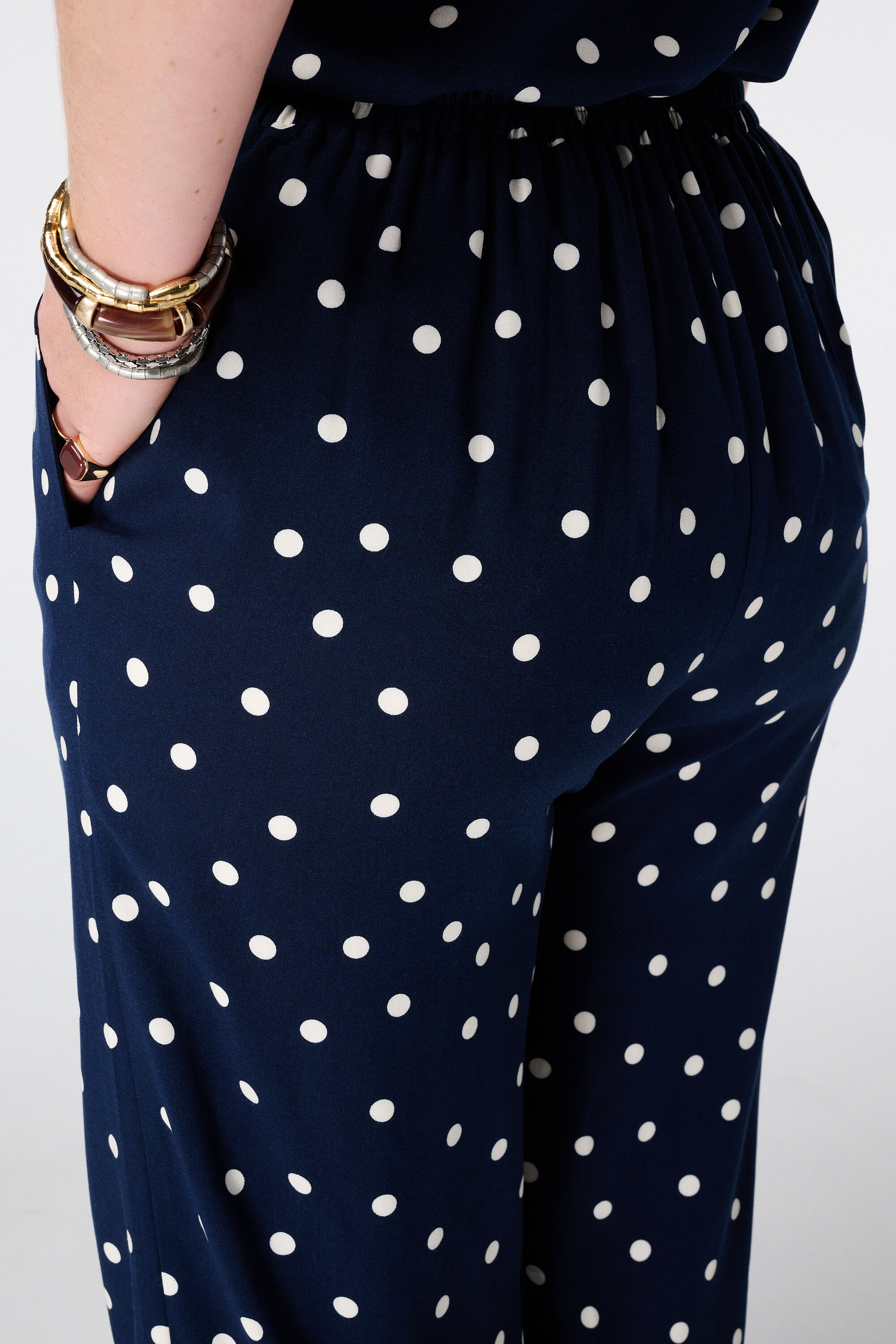Pantal&oacute;n wide leg con estampado de lunares image number 4