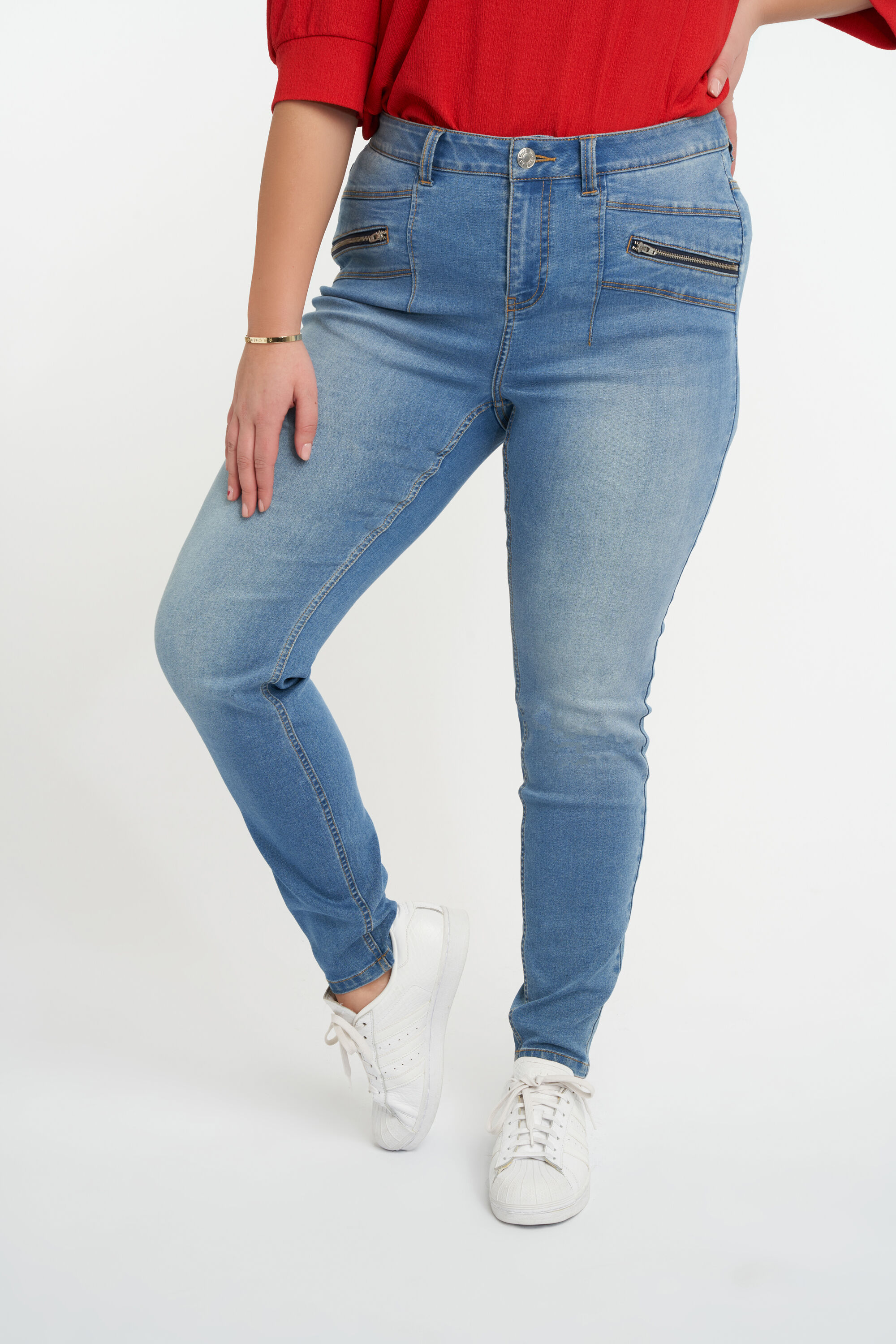 Vaqueros con cremalleras decorativas image number 4