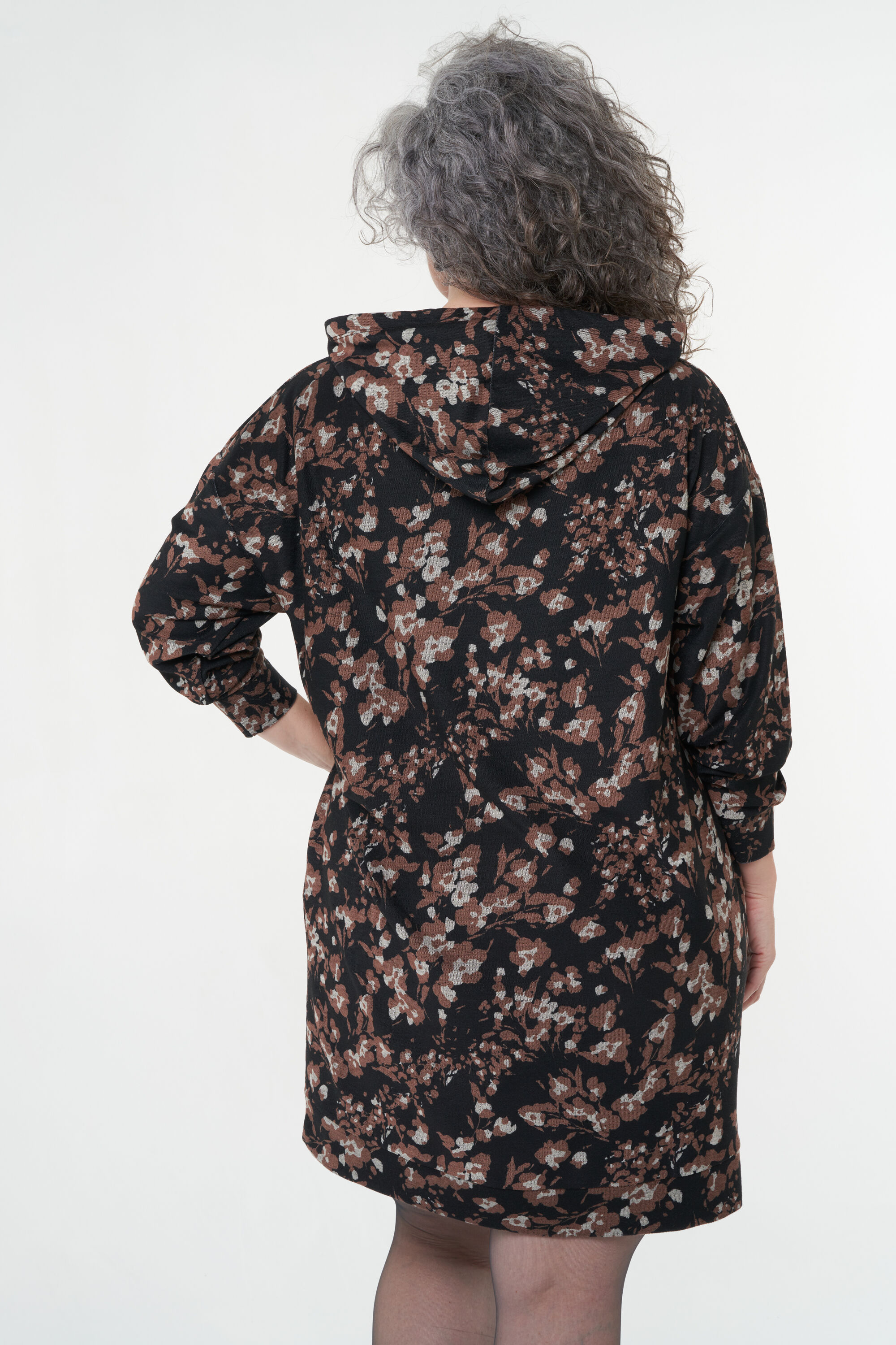 Vestido su&eacute;ter con capucha image number 4