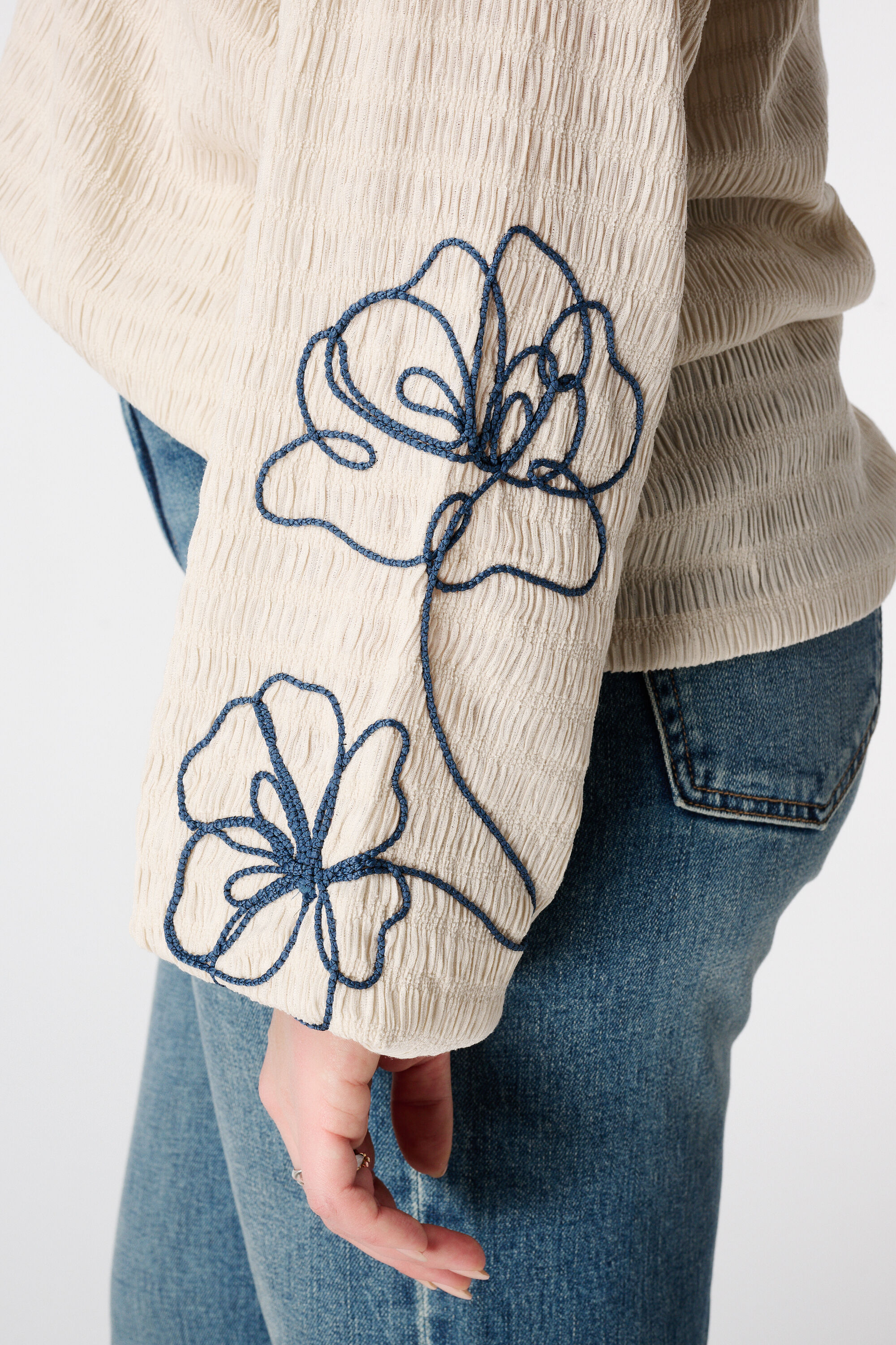 Blusa con bordado image number 6