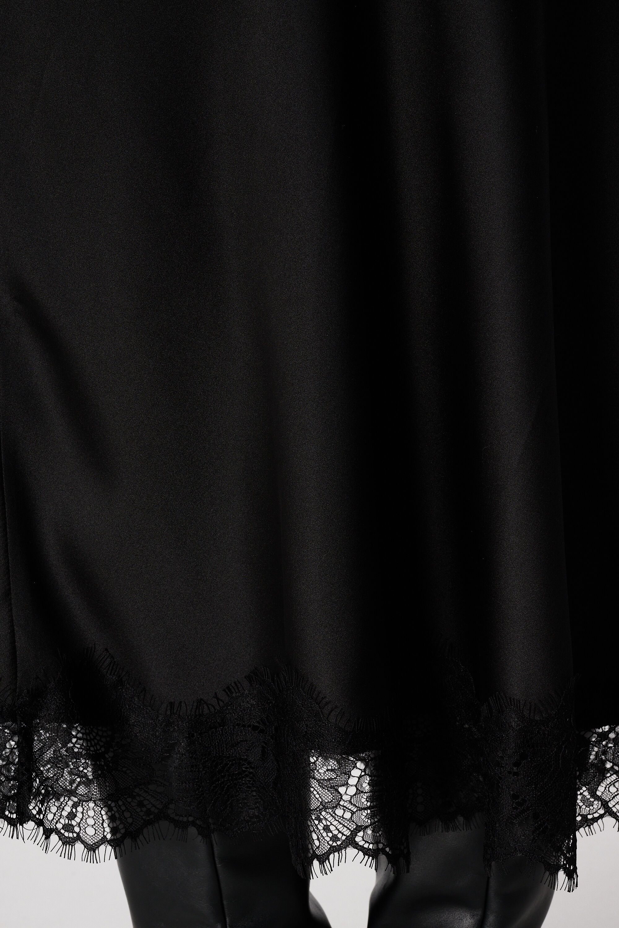 Falda con efecto satinado y encaje image number 4