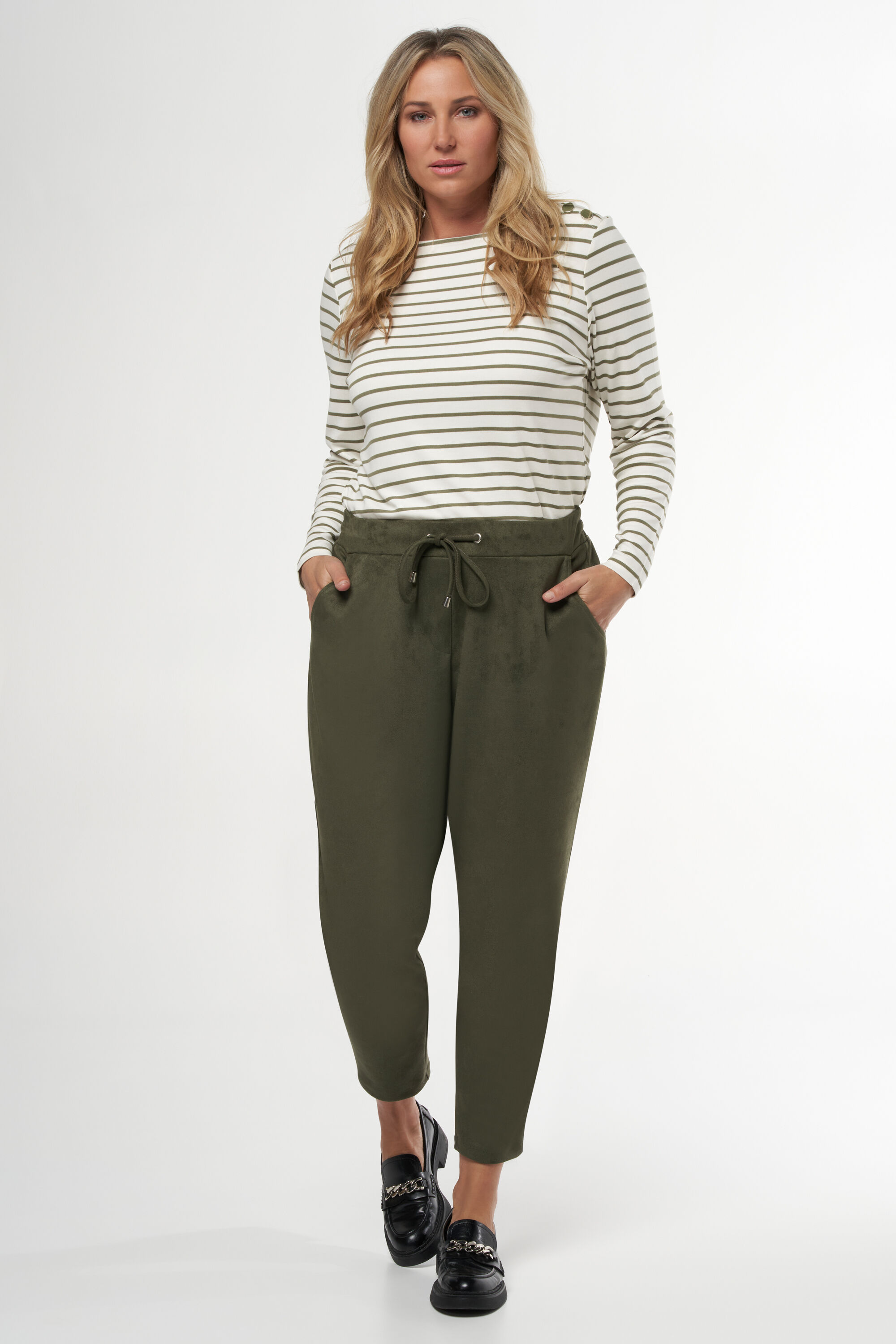 Pantalones con aspecto de ante image number 6