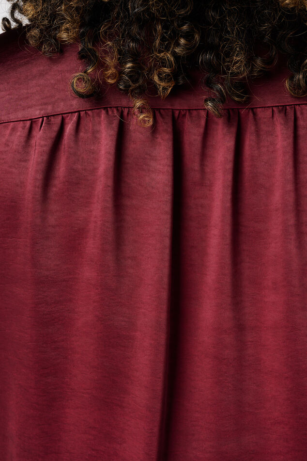 Blusa con aspecto satinado image number 6