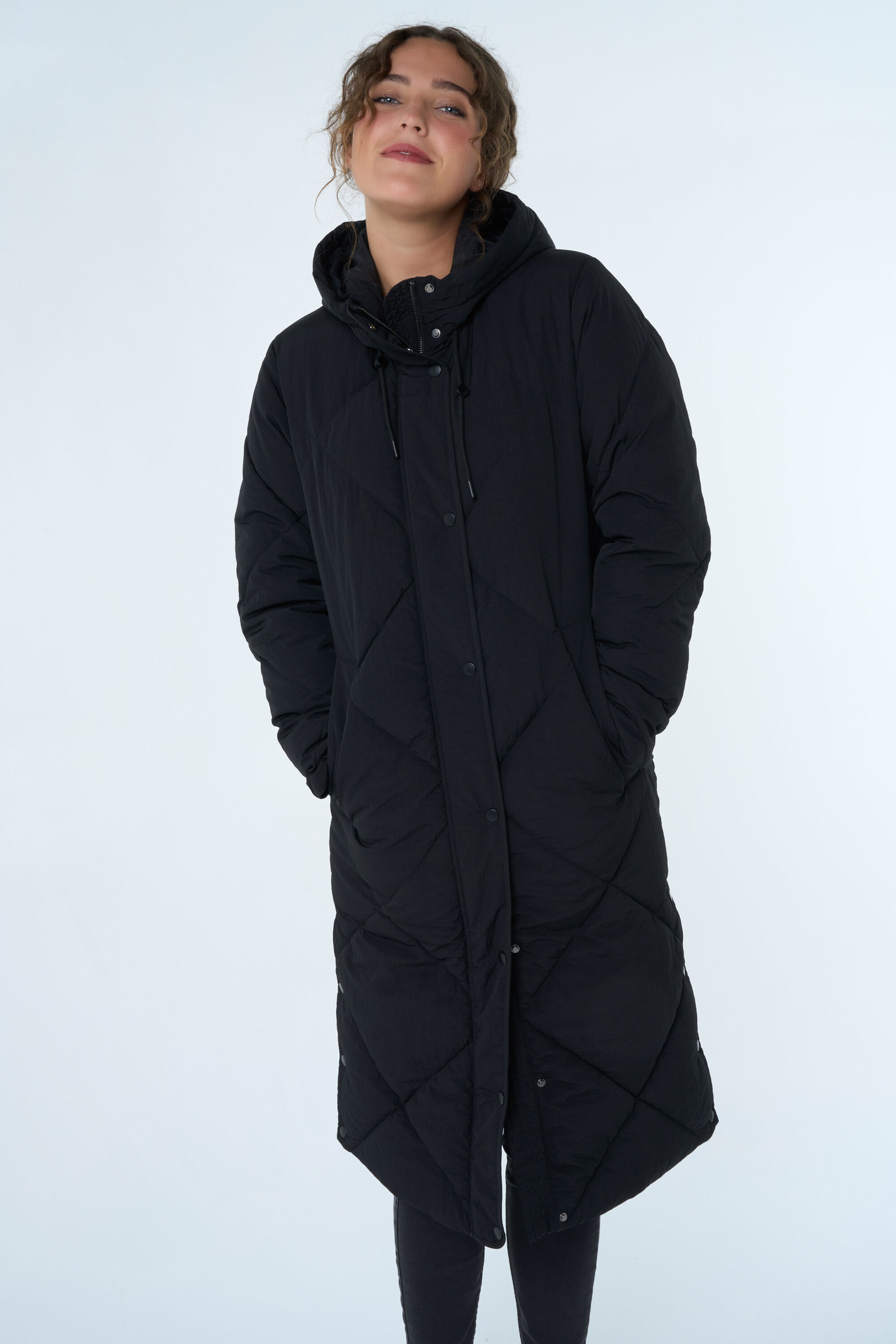 Chaqueta acolchada larga con capucha image number 7