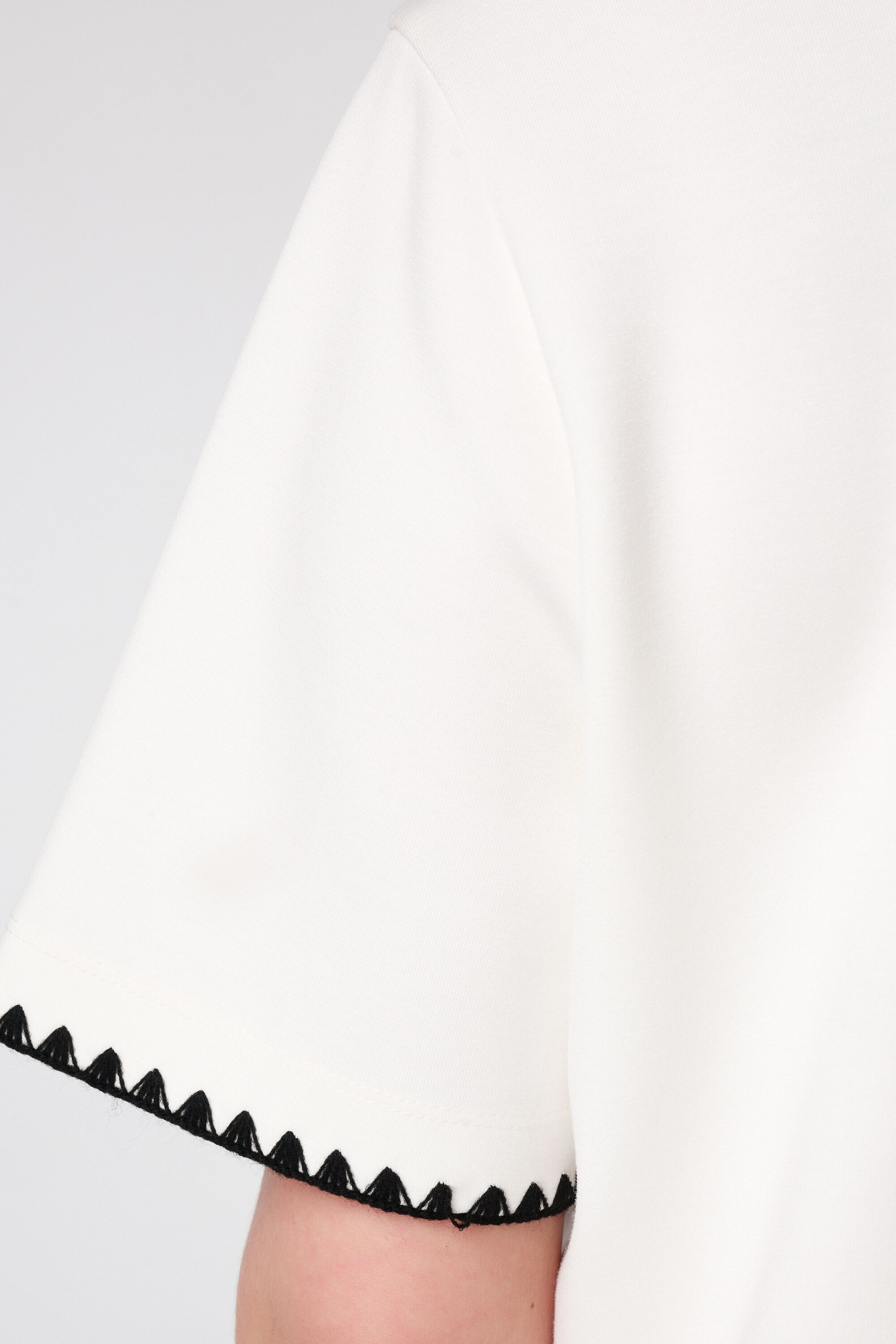 Camiseta con acabados decorativos image number 6