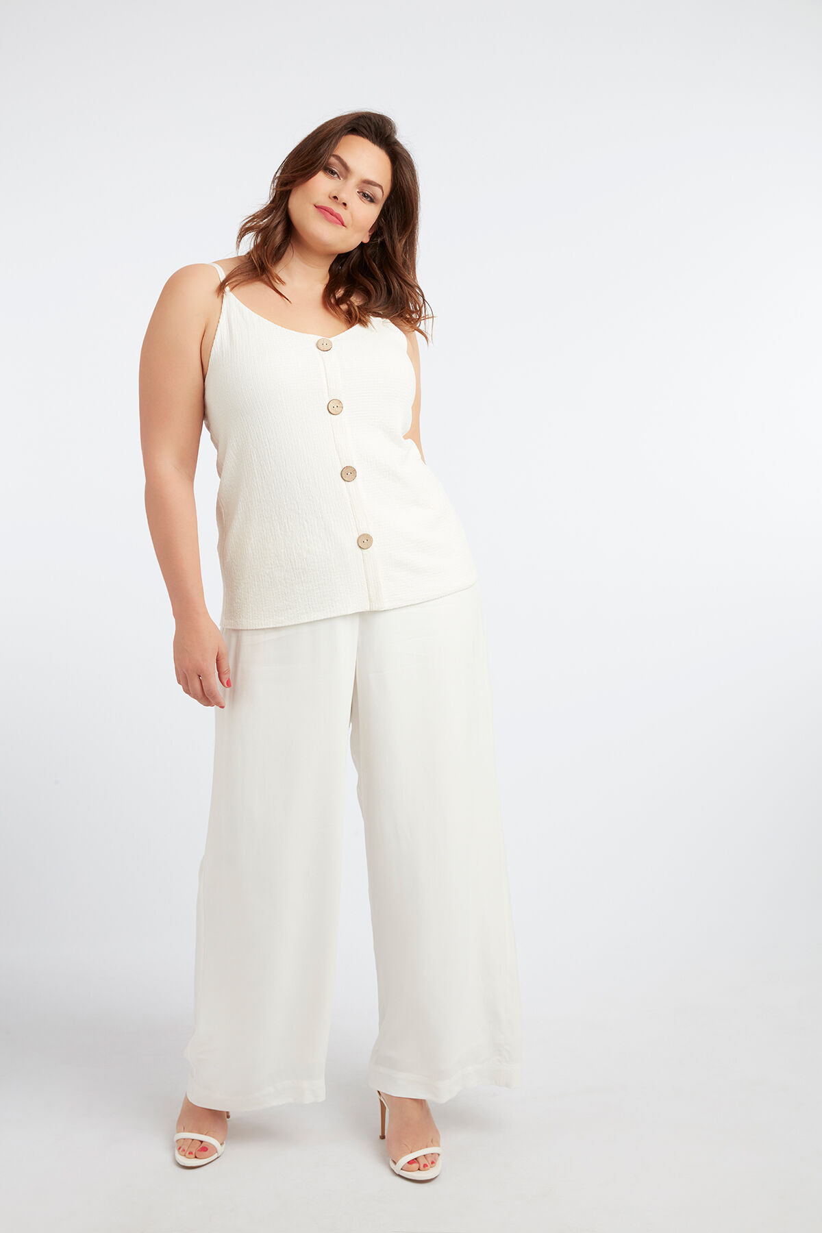 Top sin mangas con botones decorativos  image number 5