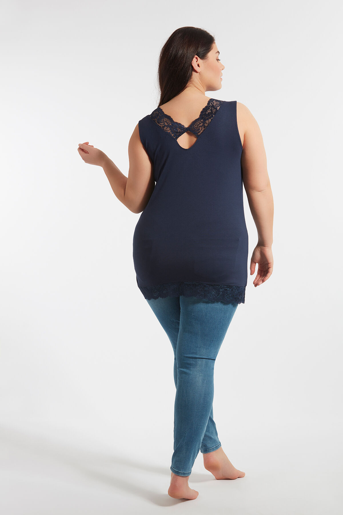 Top de encaje sin mangas image number 5