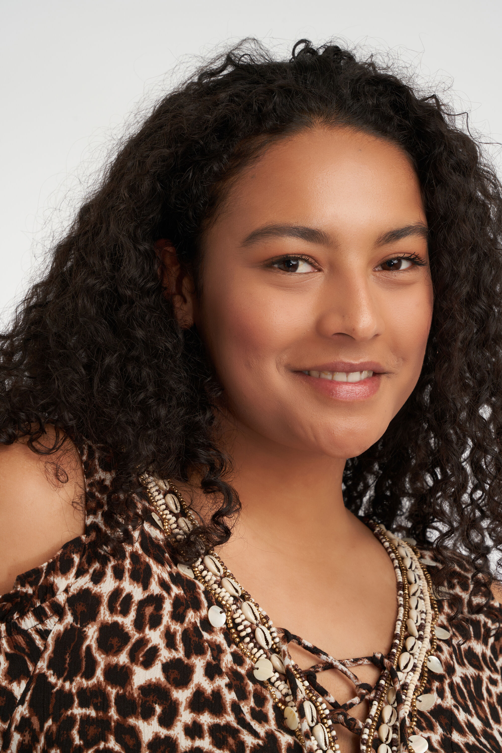 Blusa con hombros al descubierto y estampado de leopardo  image number 5