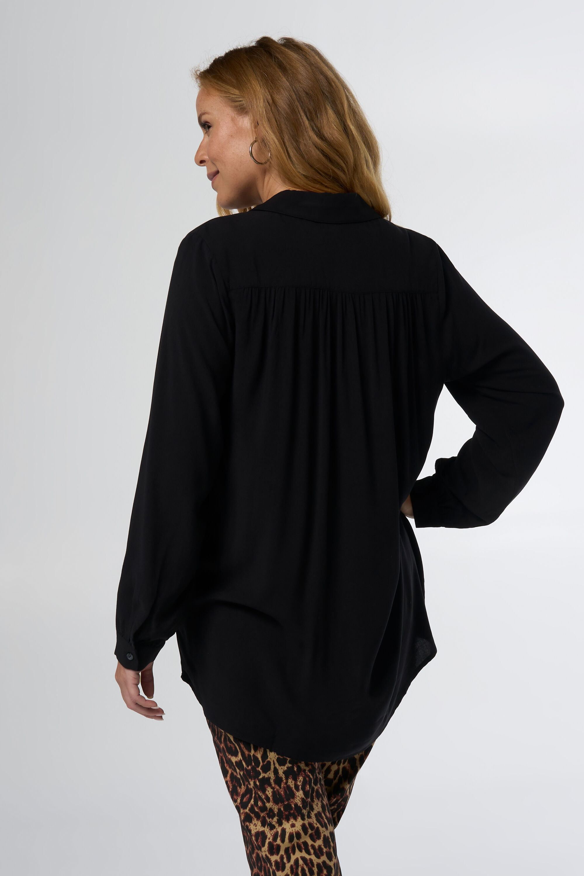 Blusa con cuello en V image number 3