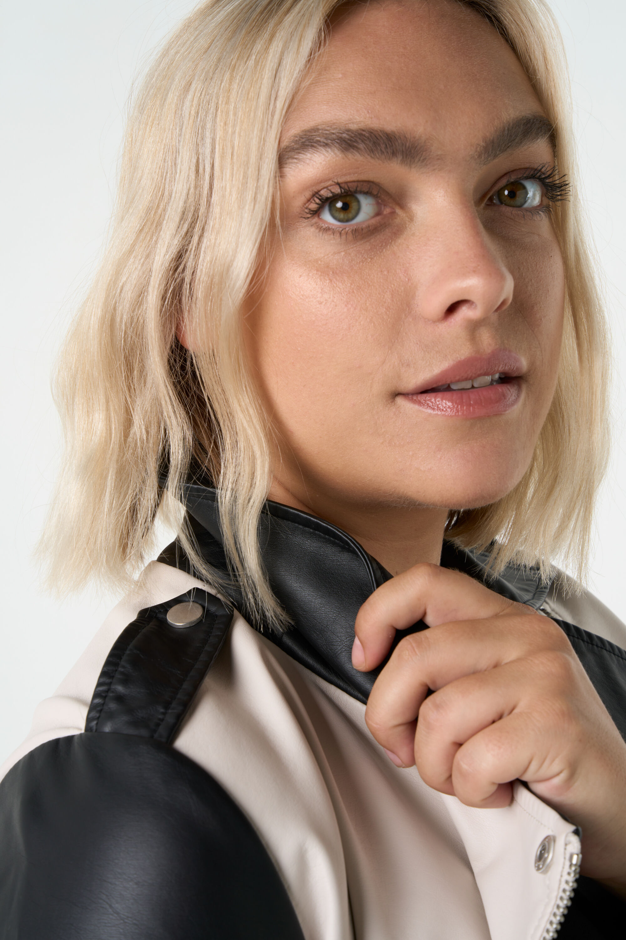 Cazadora biker bicolor image number 5