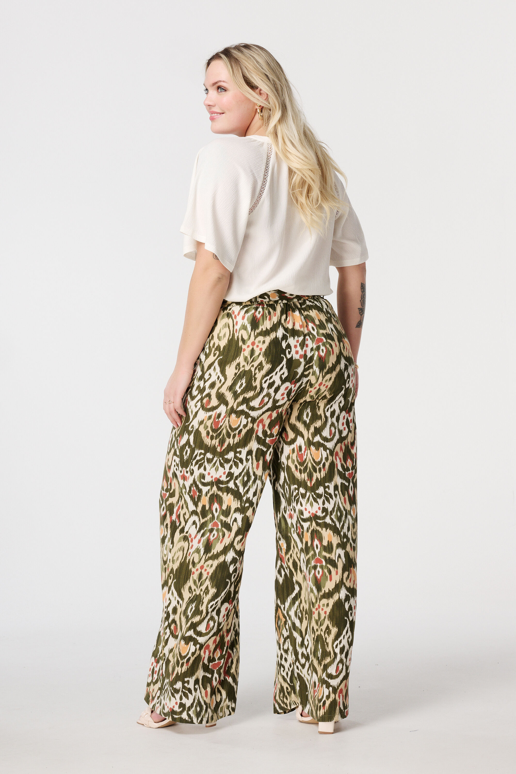 Pantalones con una cintura el&aacute;stica image number 3