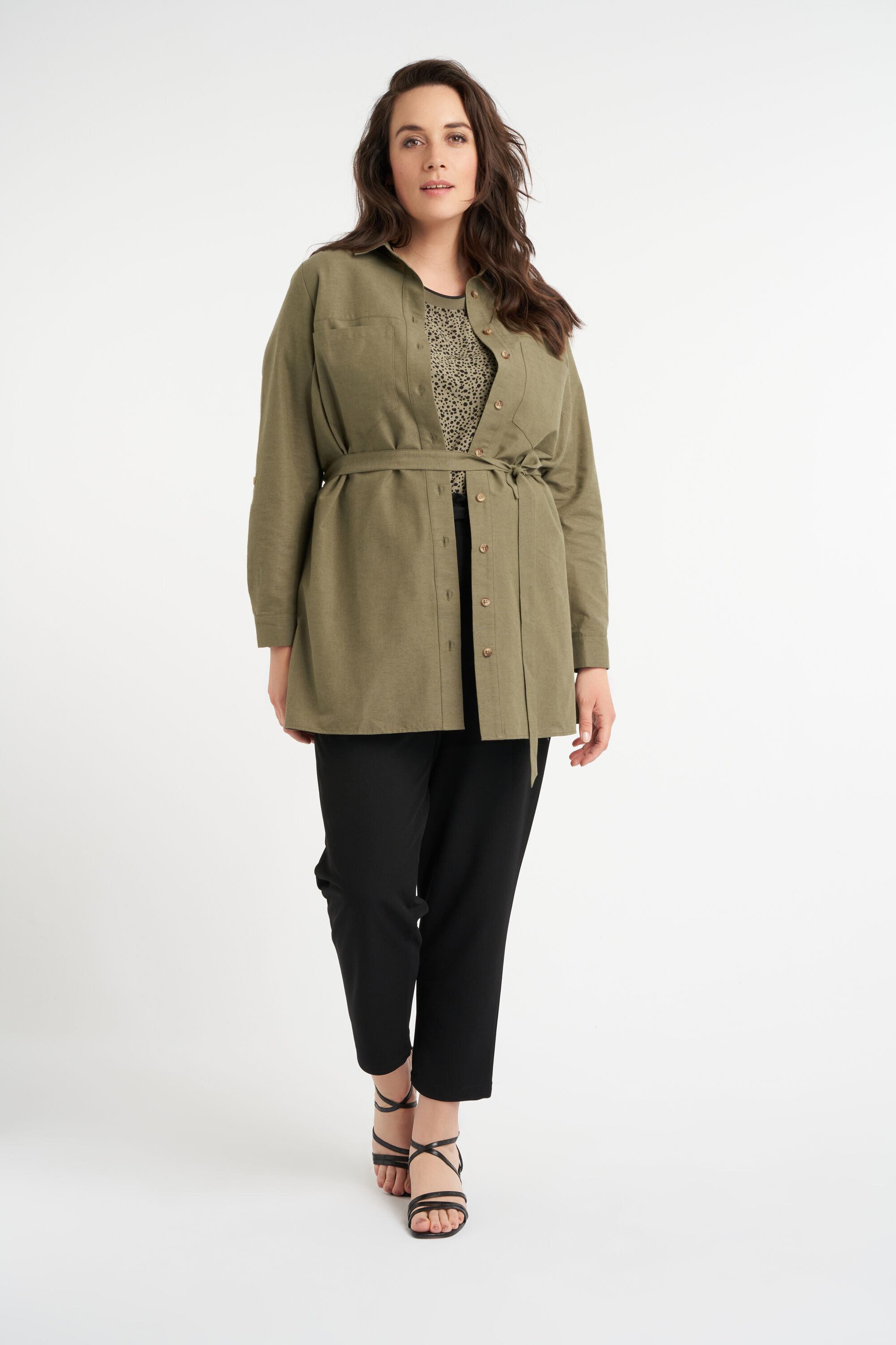 Chaqueta con cinto atado image number 6