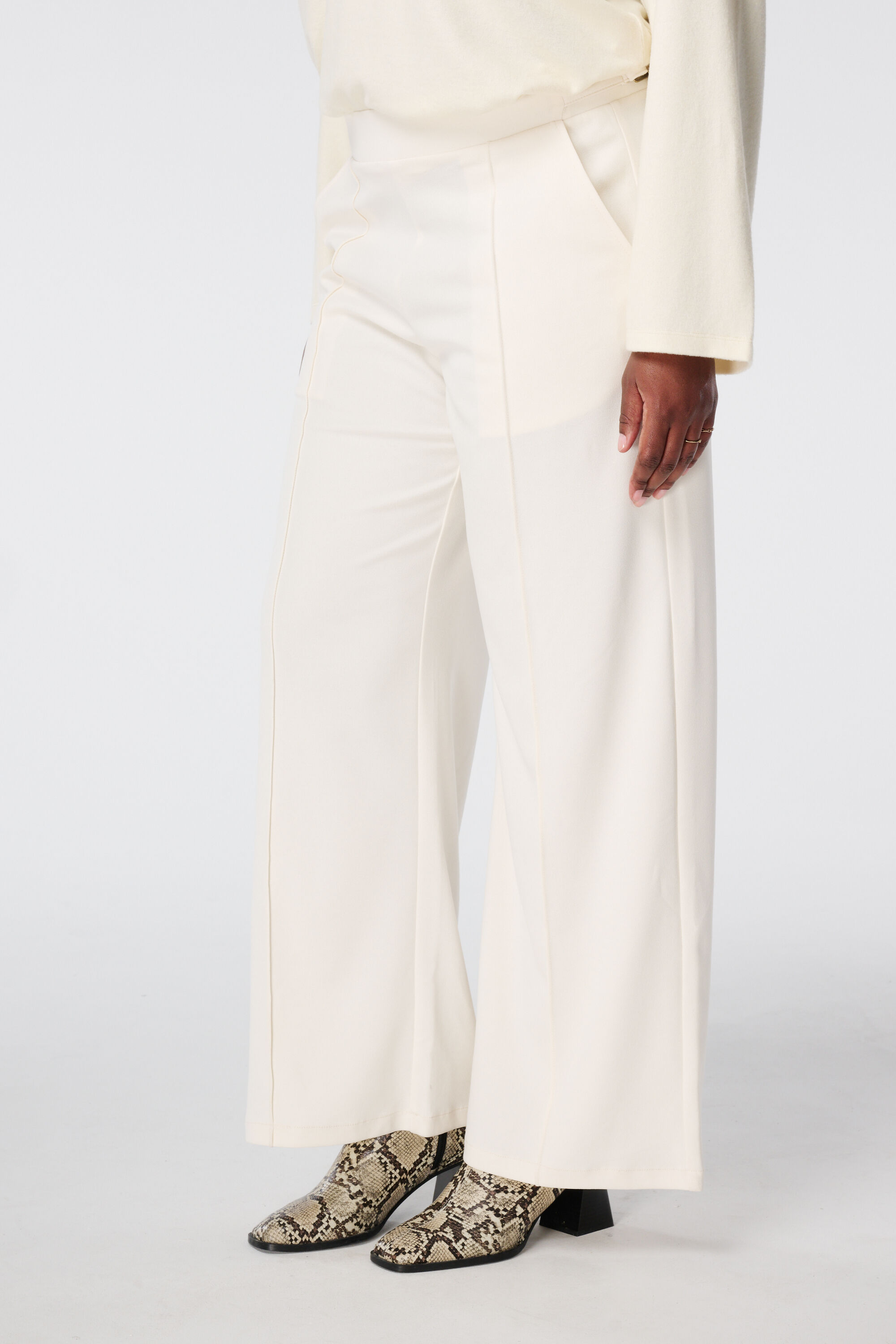 Pantalones el&aacute;sticos de corte recto image number 5