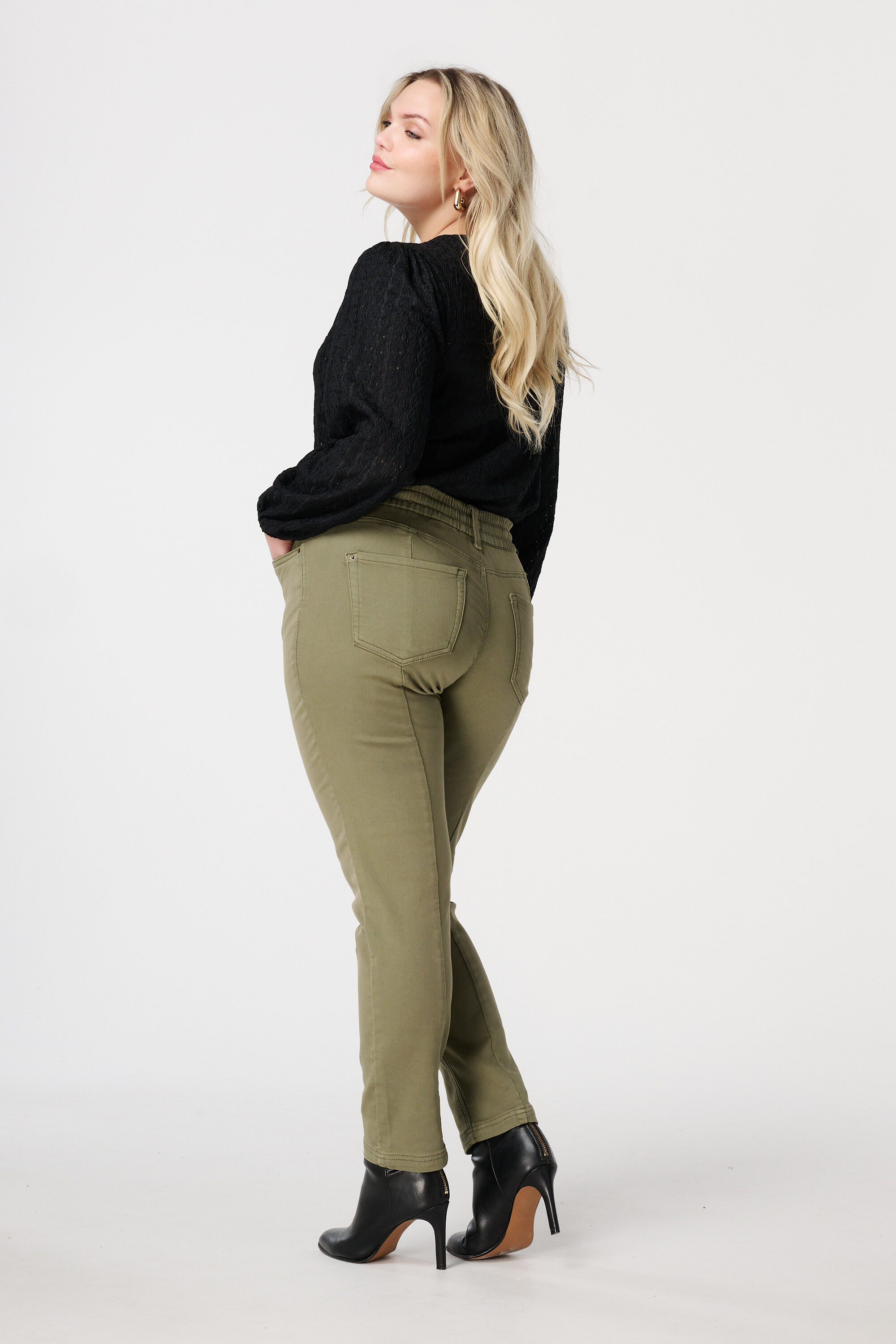 Pantal&oacute;n vaquero jogger image number 3