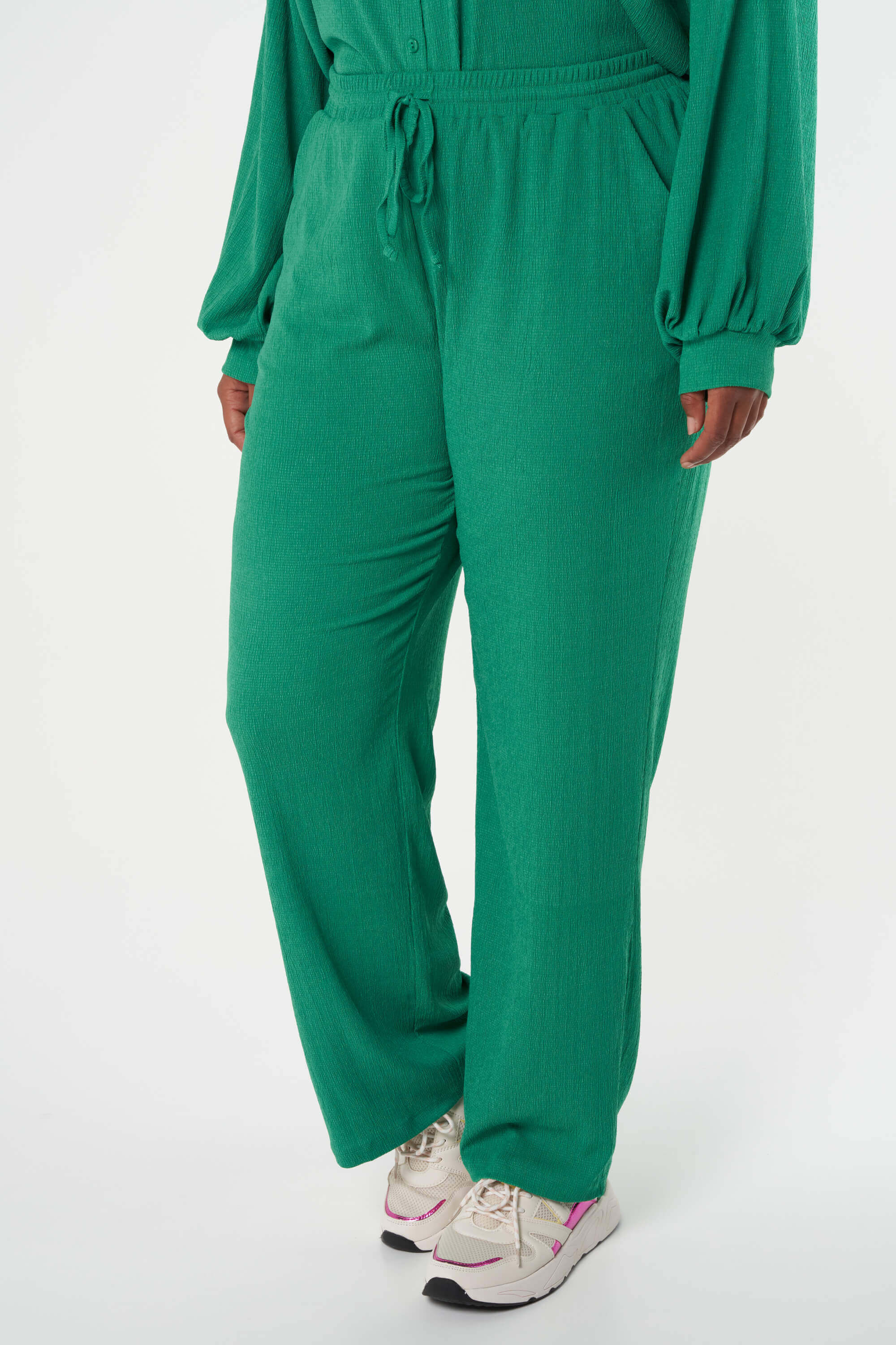 Pantalones con un cord&oacute;n image number 5