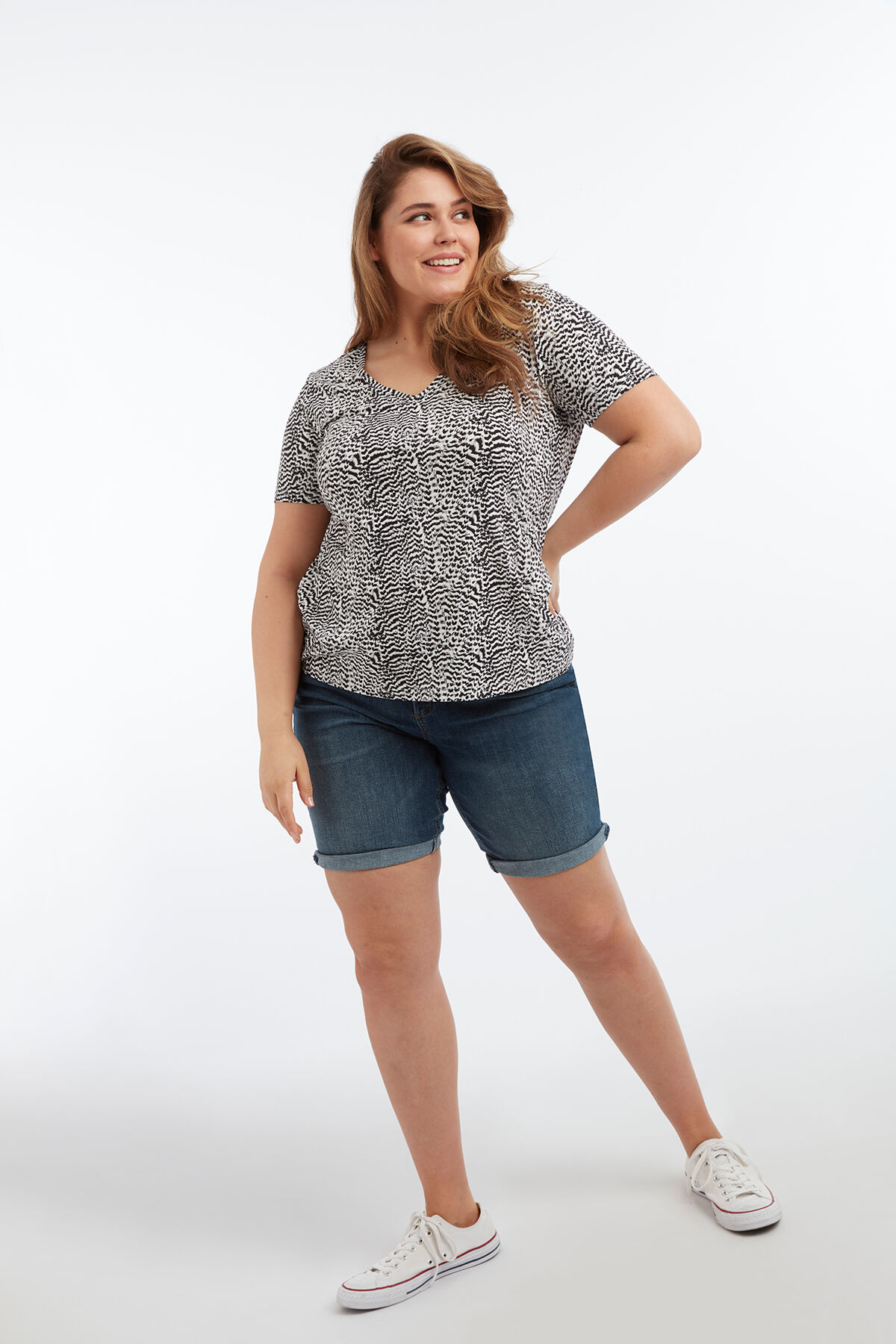 Camiseta con cuello de pico y estampado image number 4