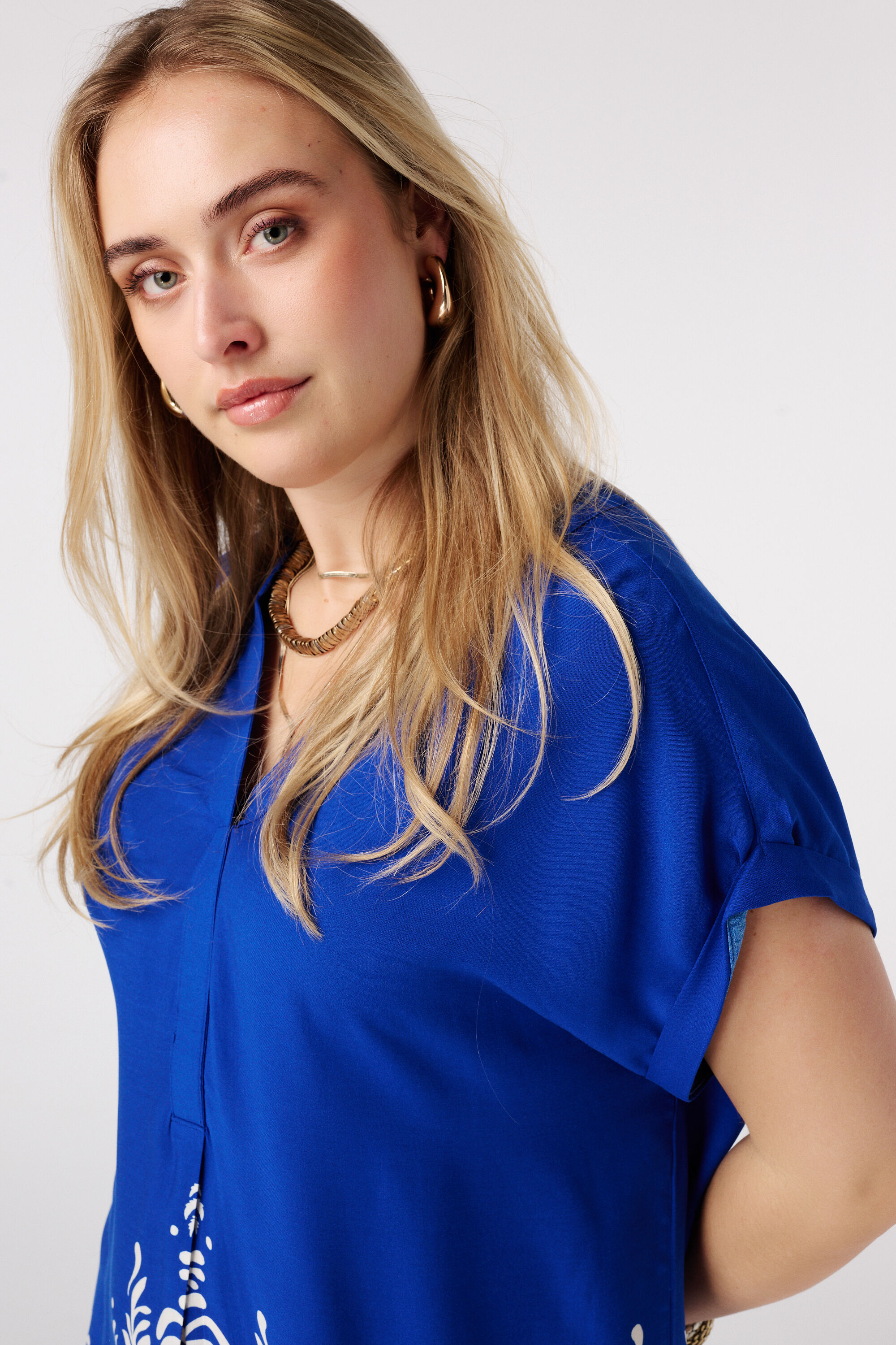 Vestido con escote en V image number 4