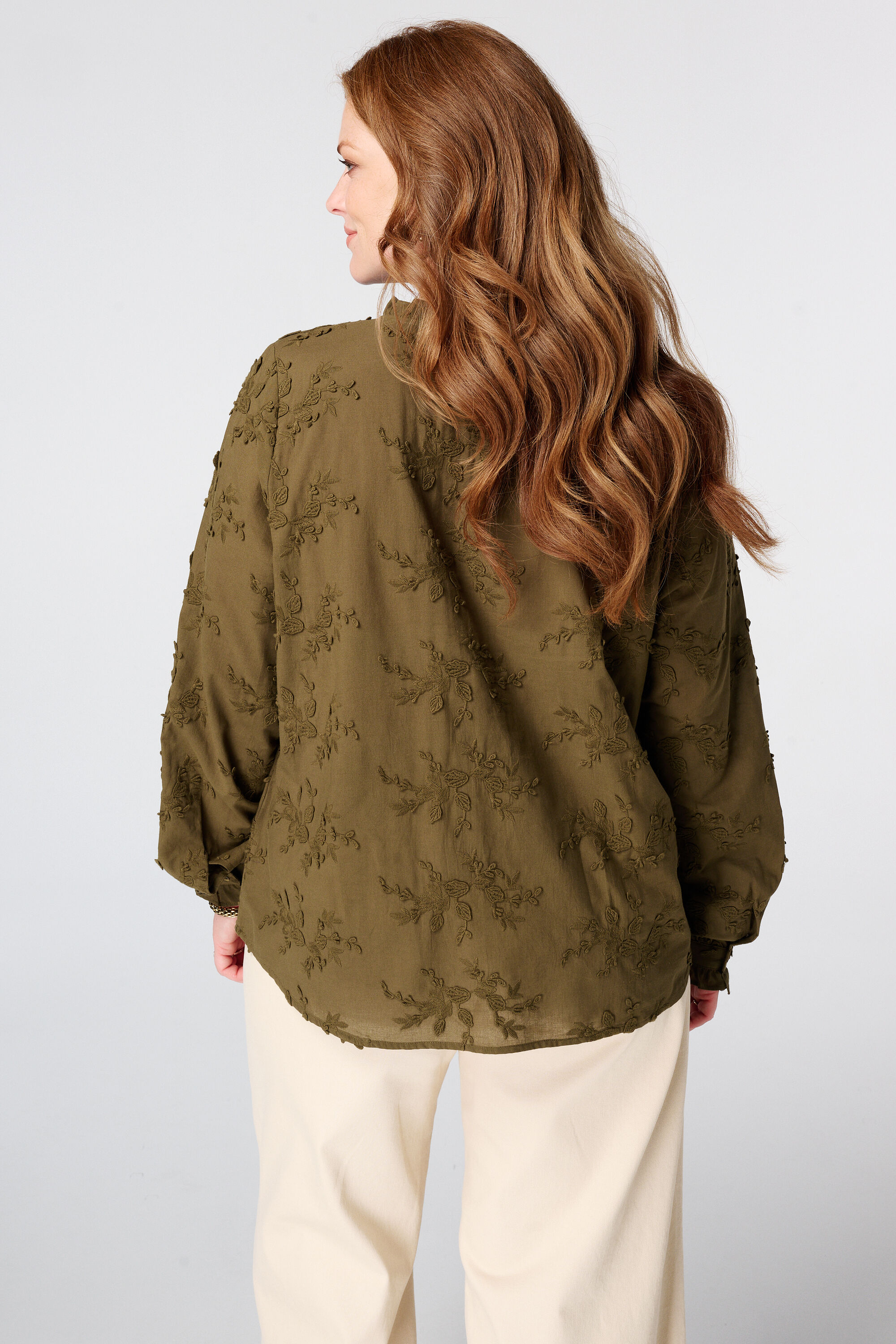 Blusa con bordados image number 3