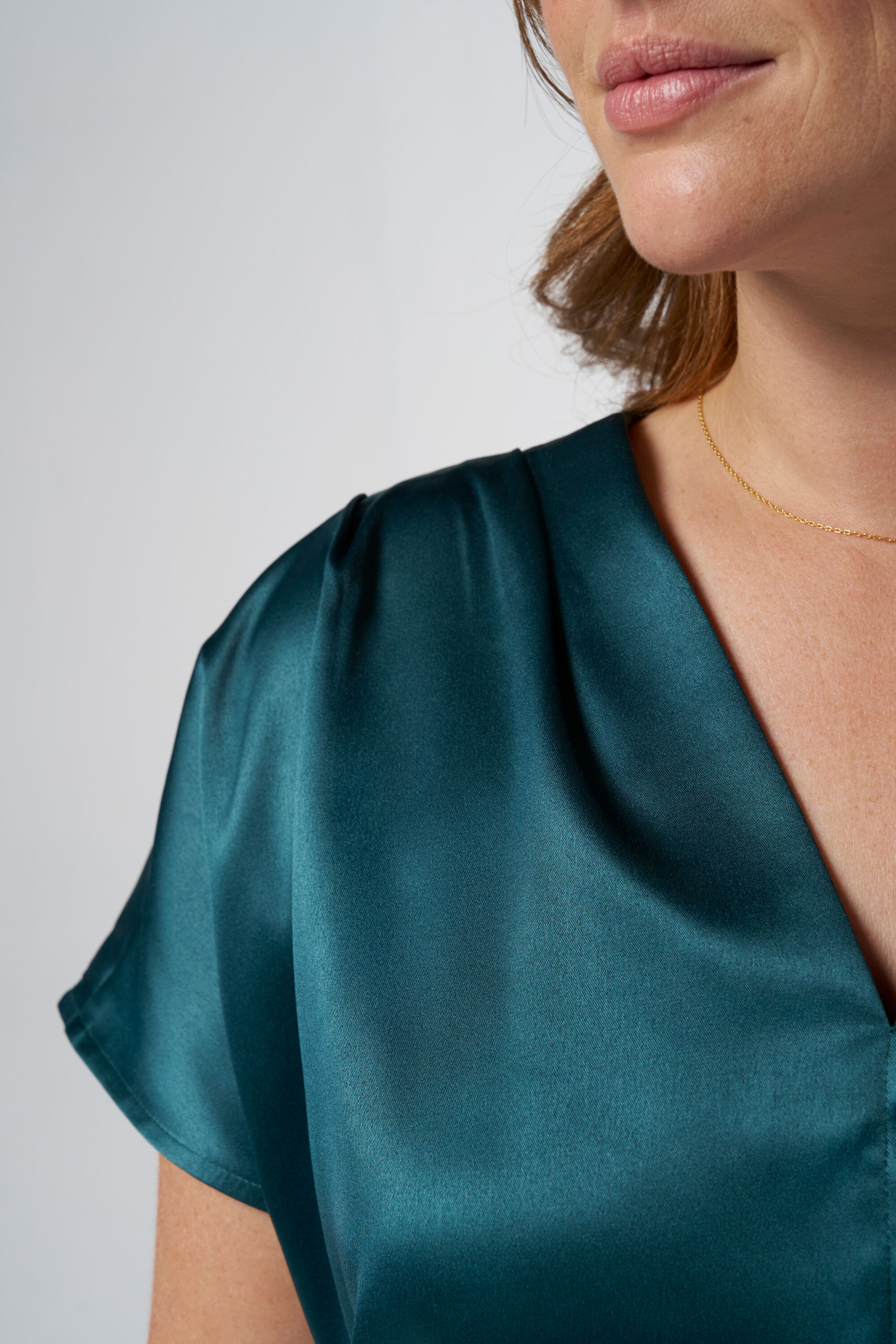 Blusa con aspecto satinado image number 4