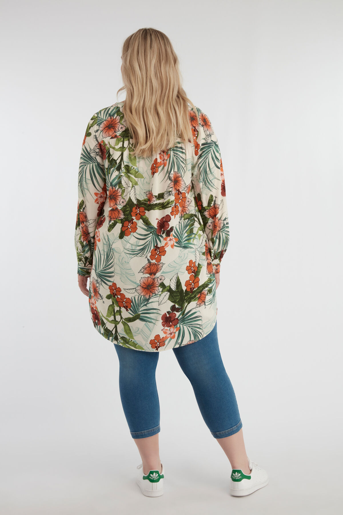 Blusa t&uacute;nica con estampado tropical image number 4