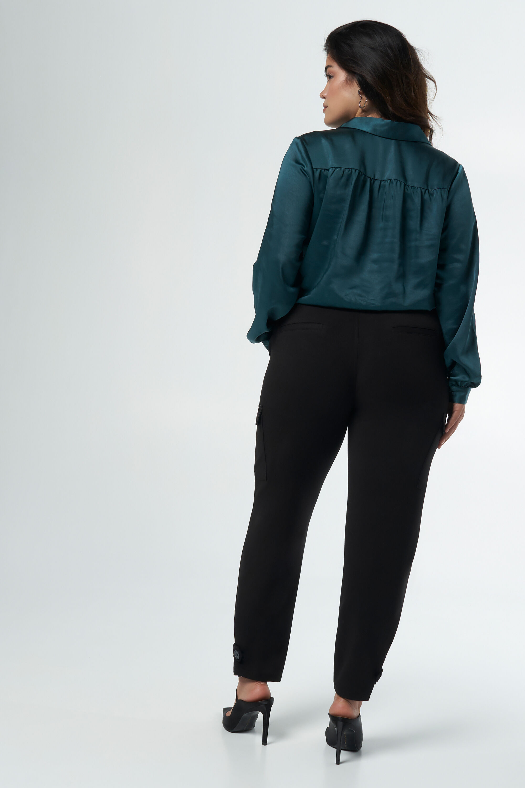 Pantalones tipo cargo con detalles image number 3