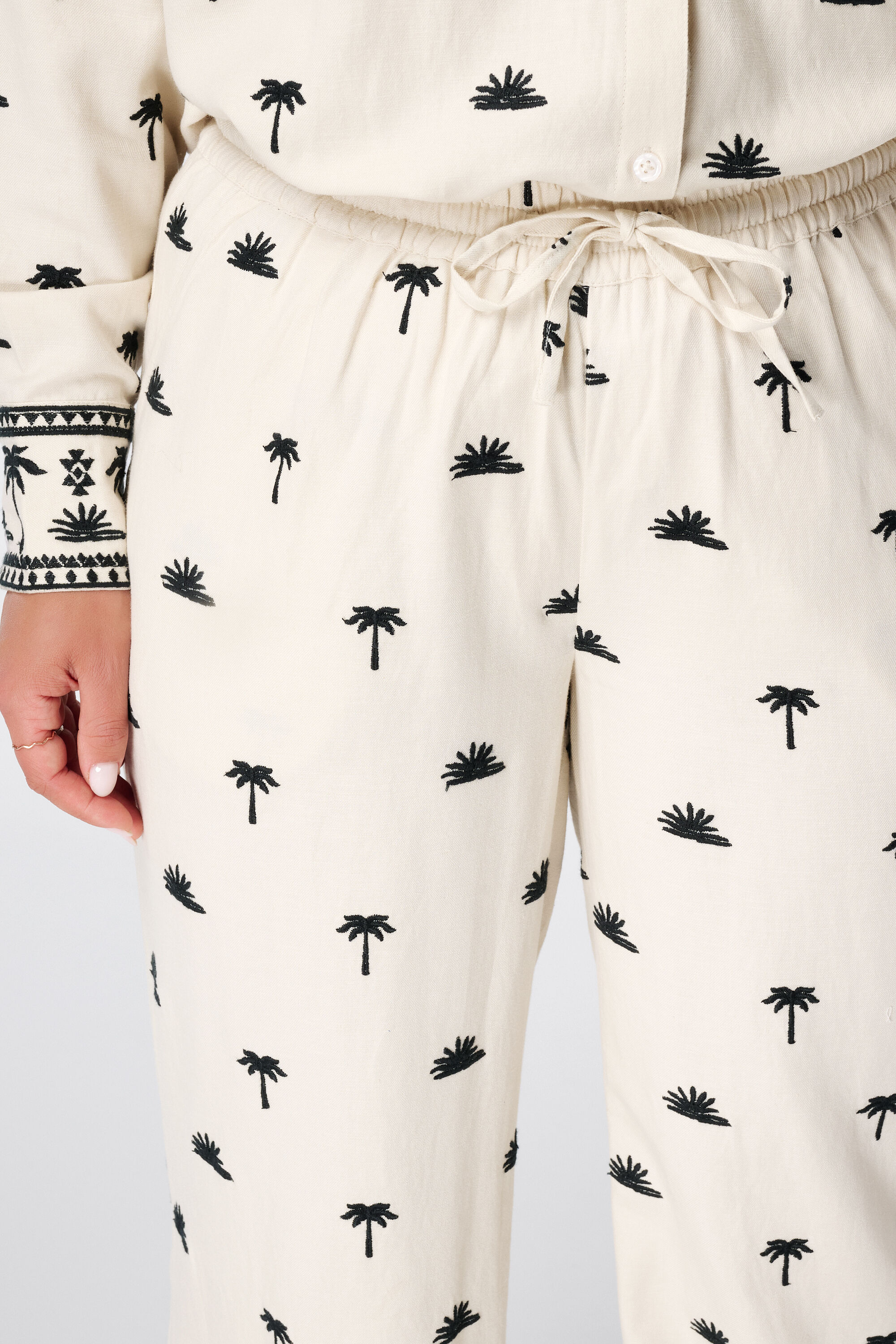 Pantal&oacute;n con detalles bordados image number 4