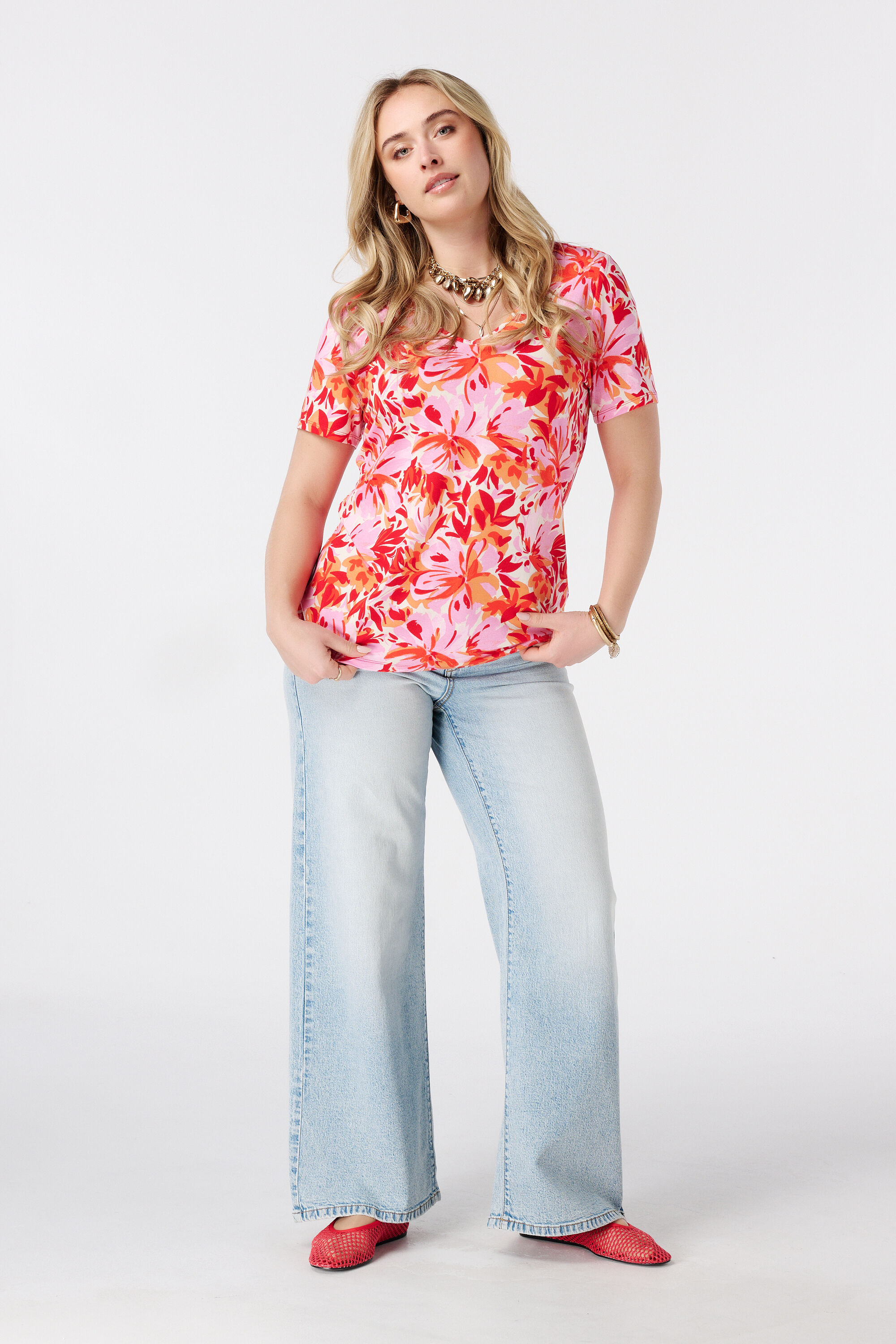 Camiseta con estampado y escote en V image number 5