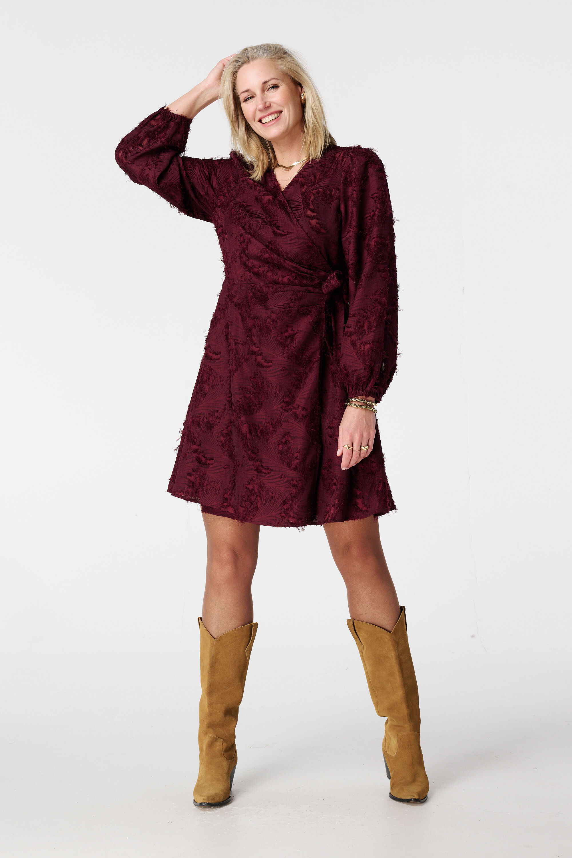 Vestido con textura de encaje y efecto cruzado