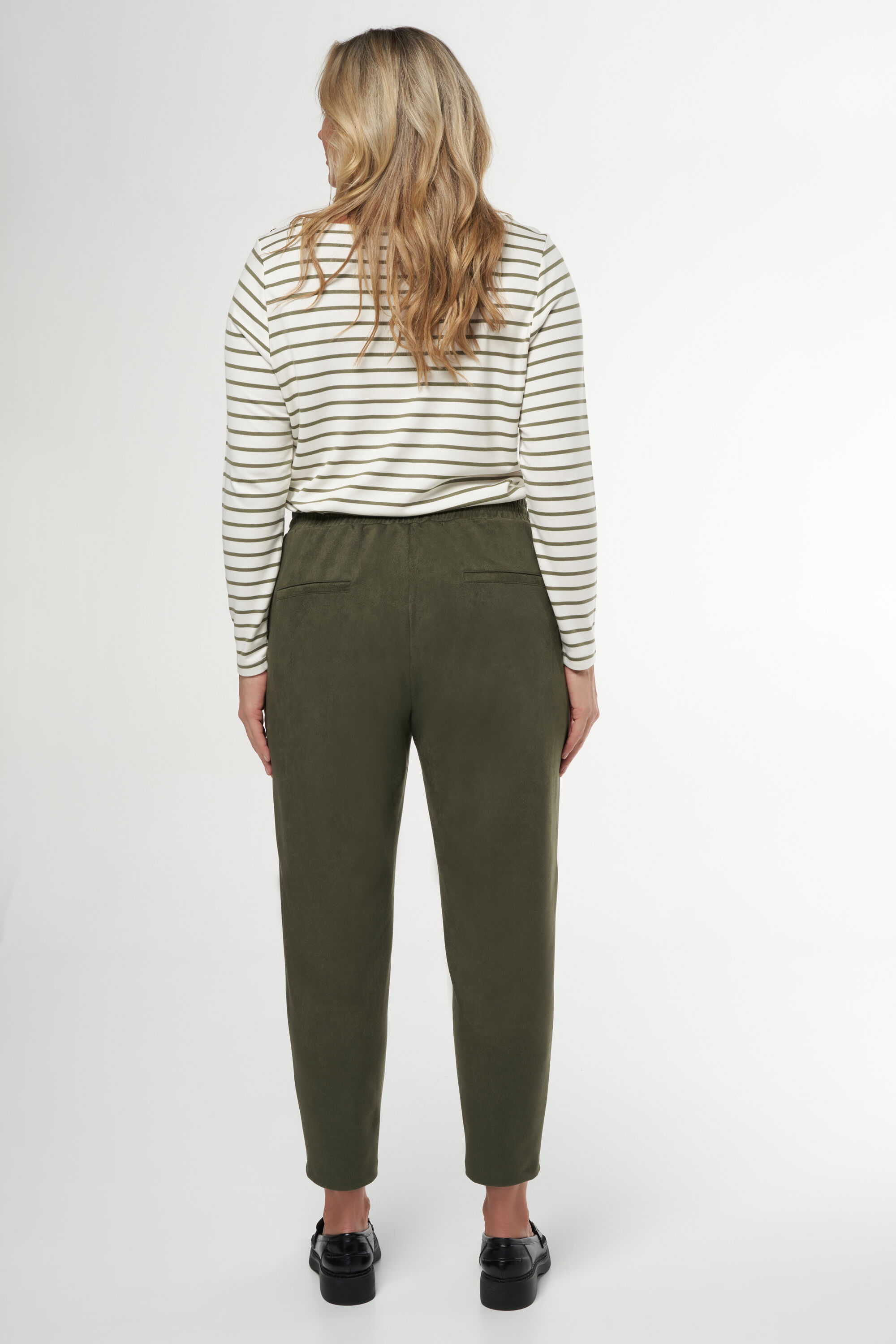 Pantalones con aspecto de ante image number 3