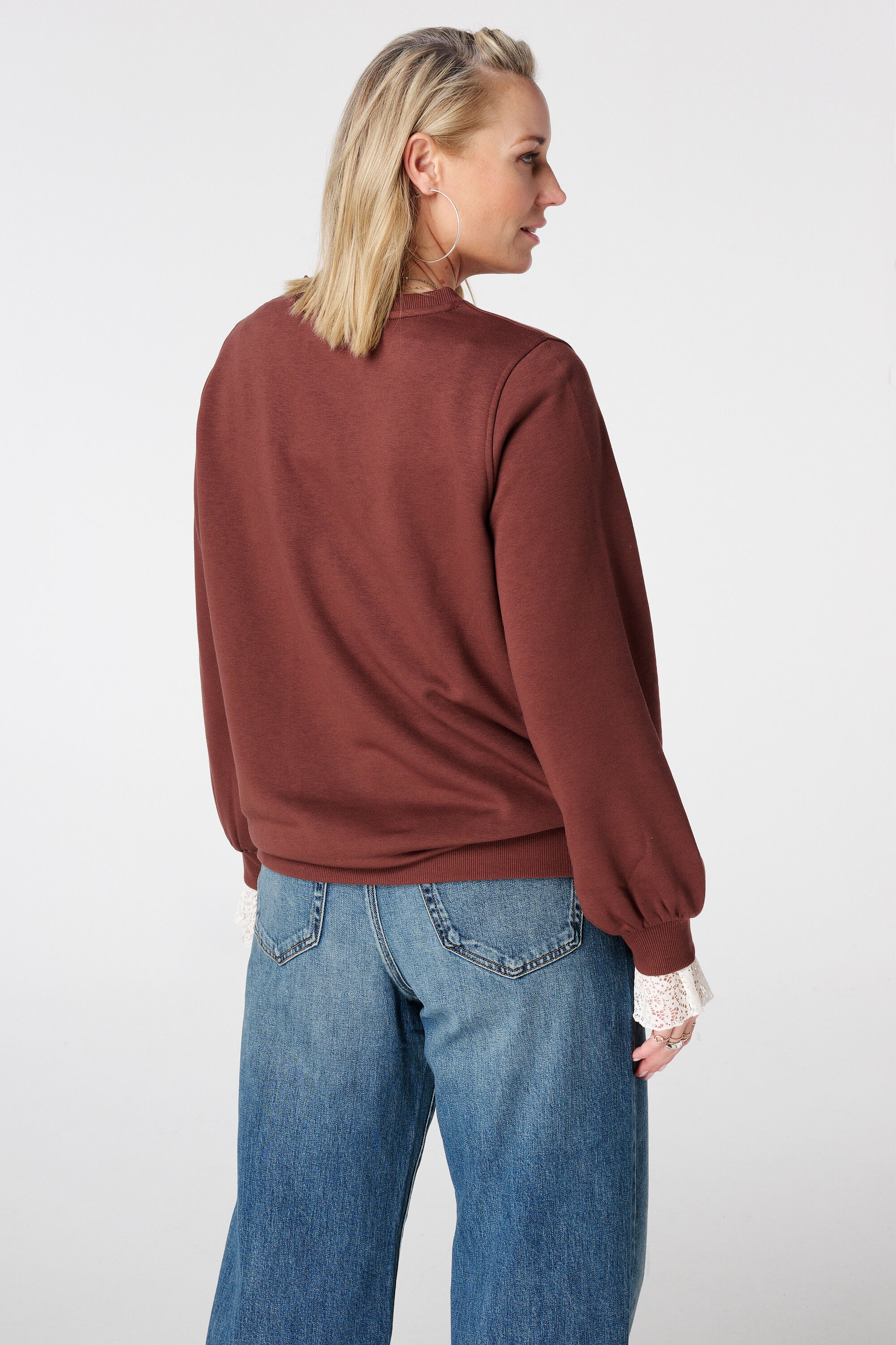 Su&eacute;ter con dise&ntilde;o image number 3