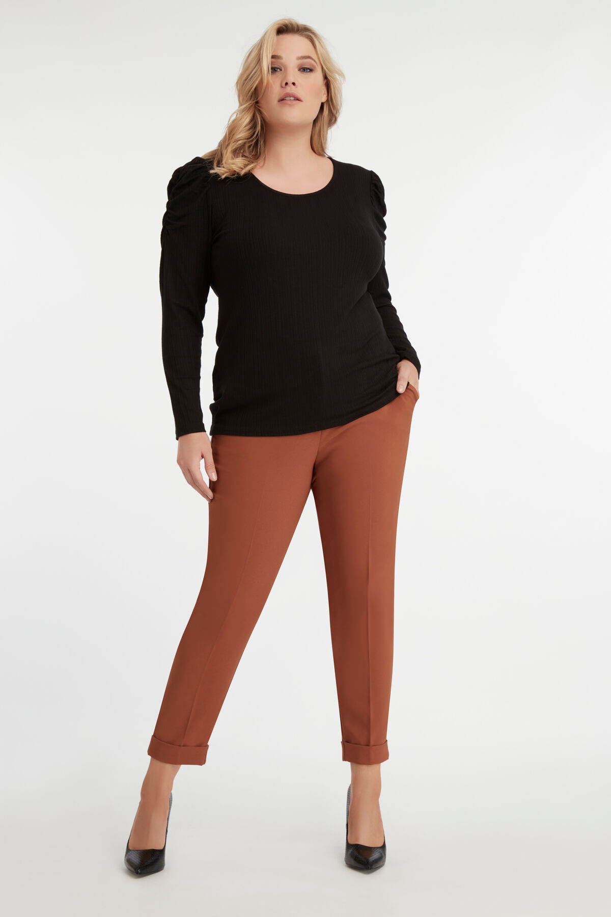 Blusa con mangas abombadas en los hombros image number 5