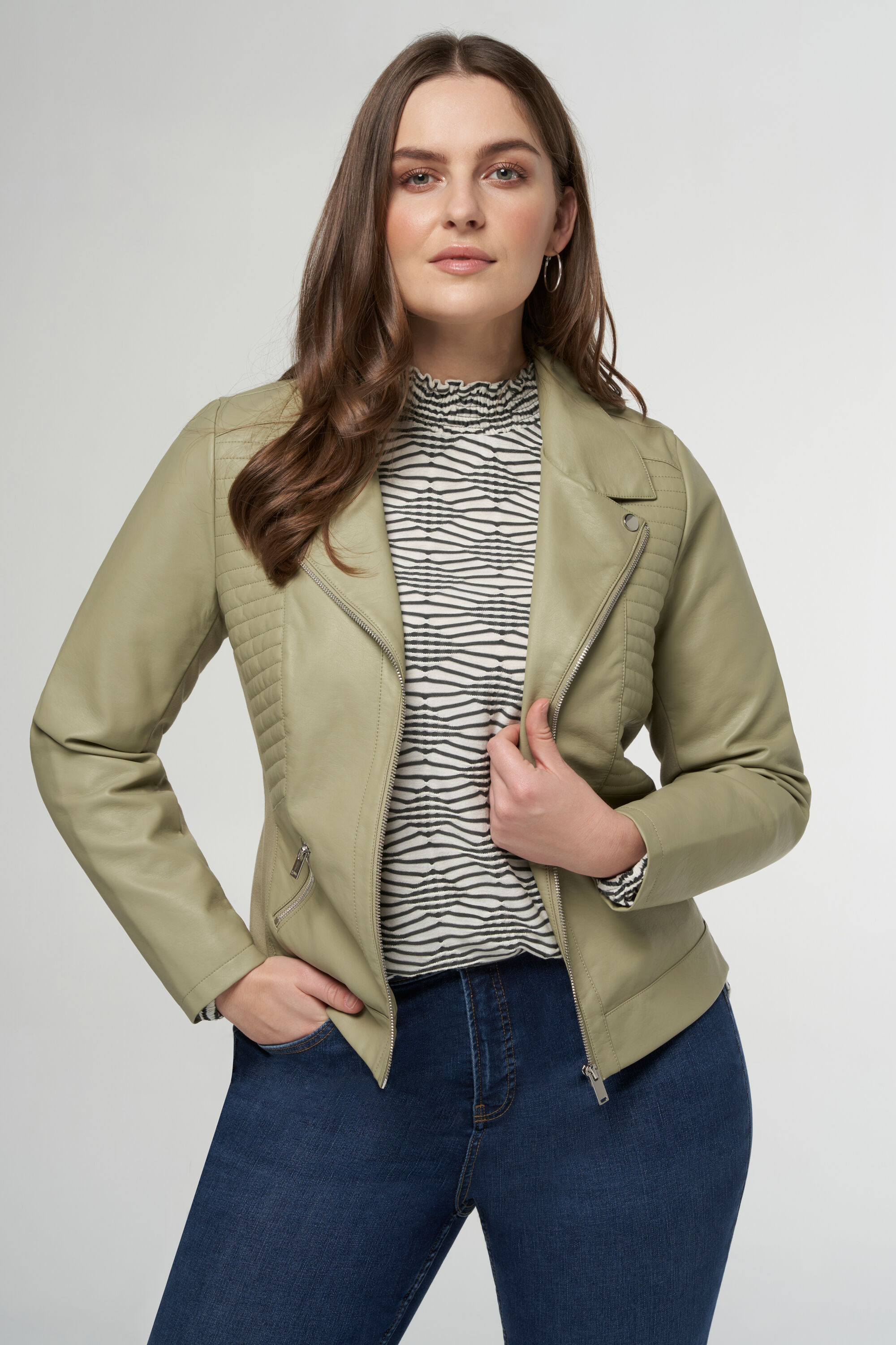 Cazadora con aspecto de cuero y detalles plateados. image number 5