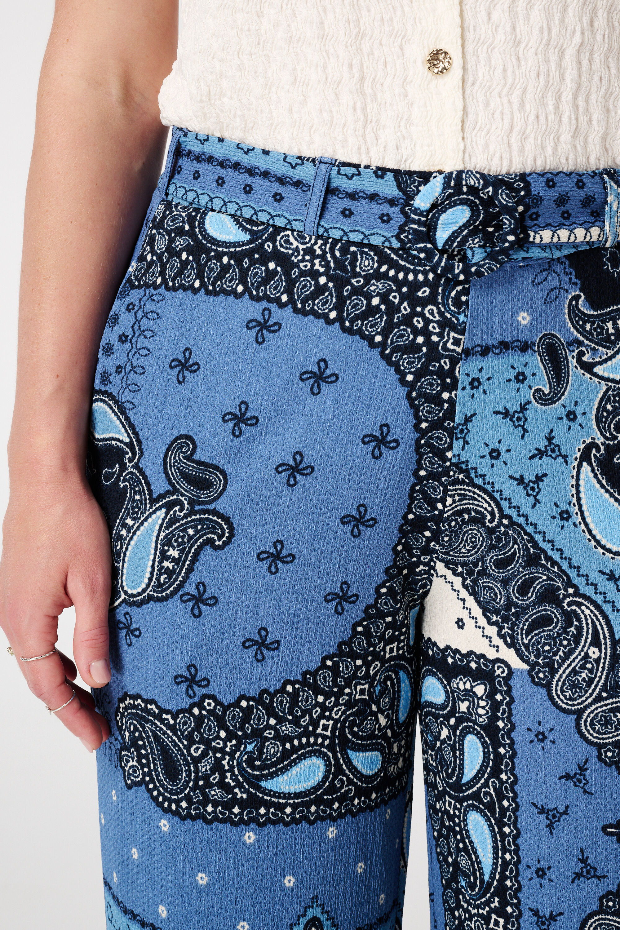 Pantalones con estampado y cinto  image number 4