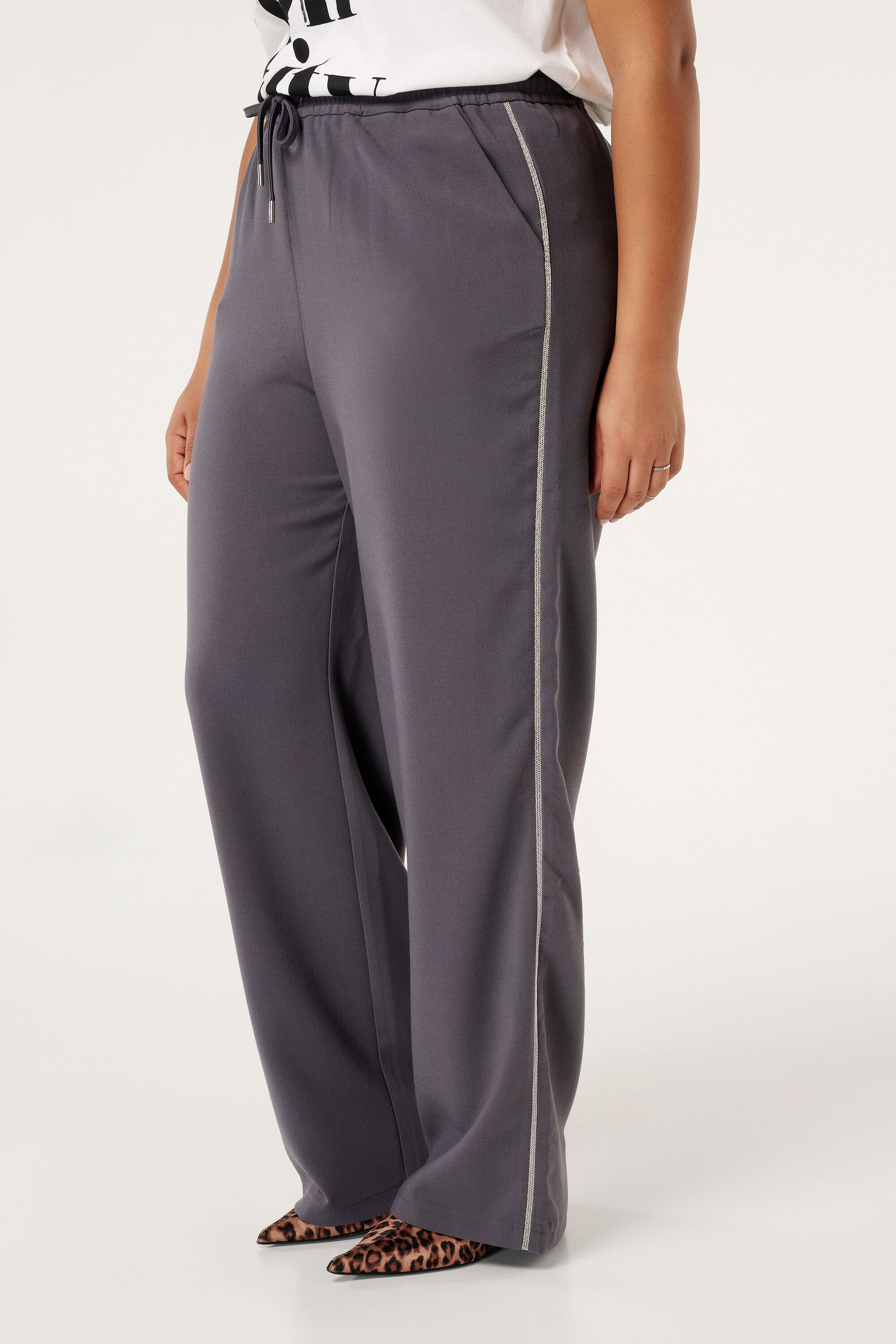 Pantalones con un cord&oacute;n y detalles met&aacute;licos image number 5