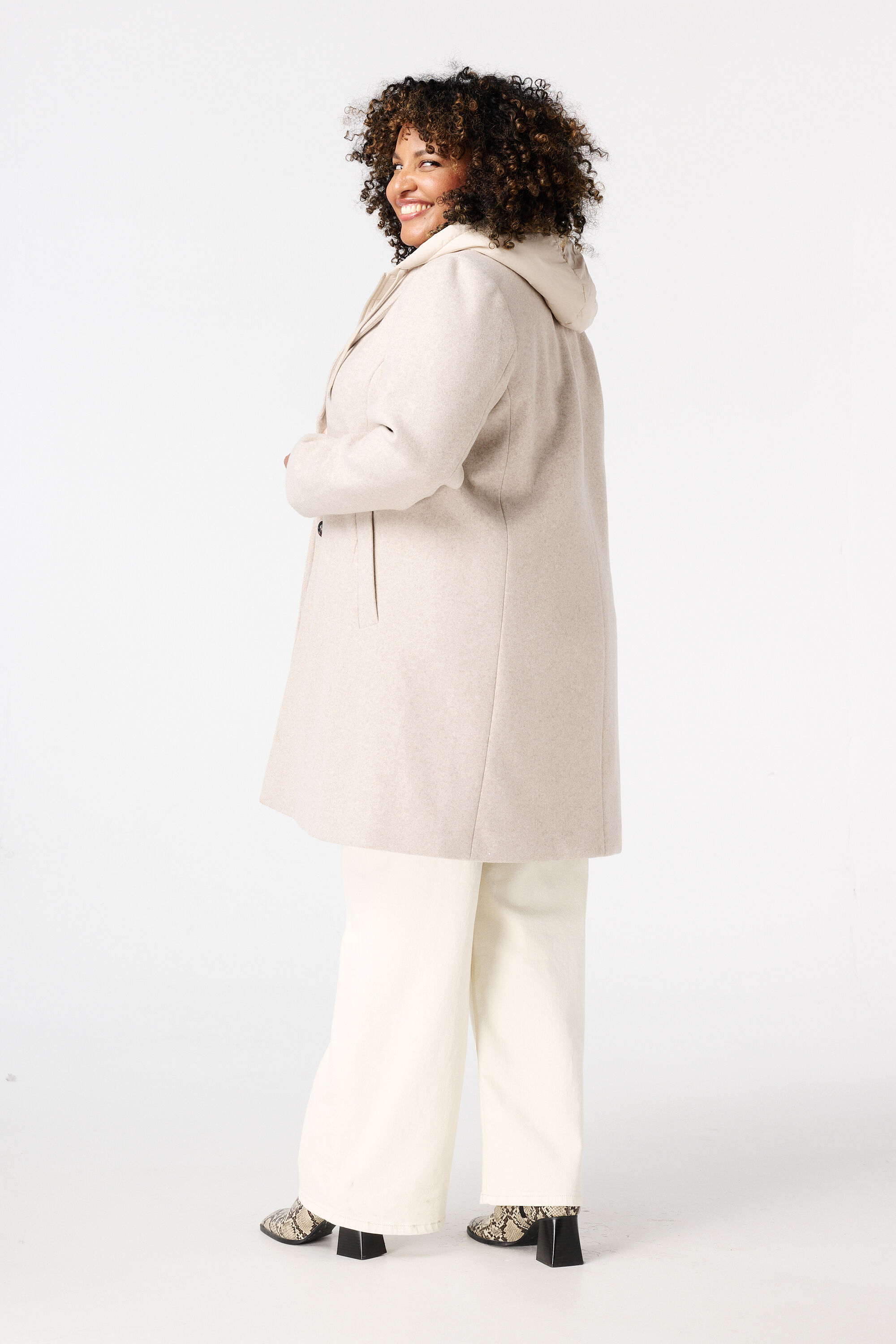 Abrigo con capucha image number 3