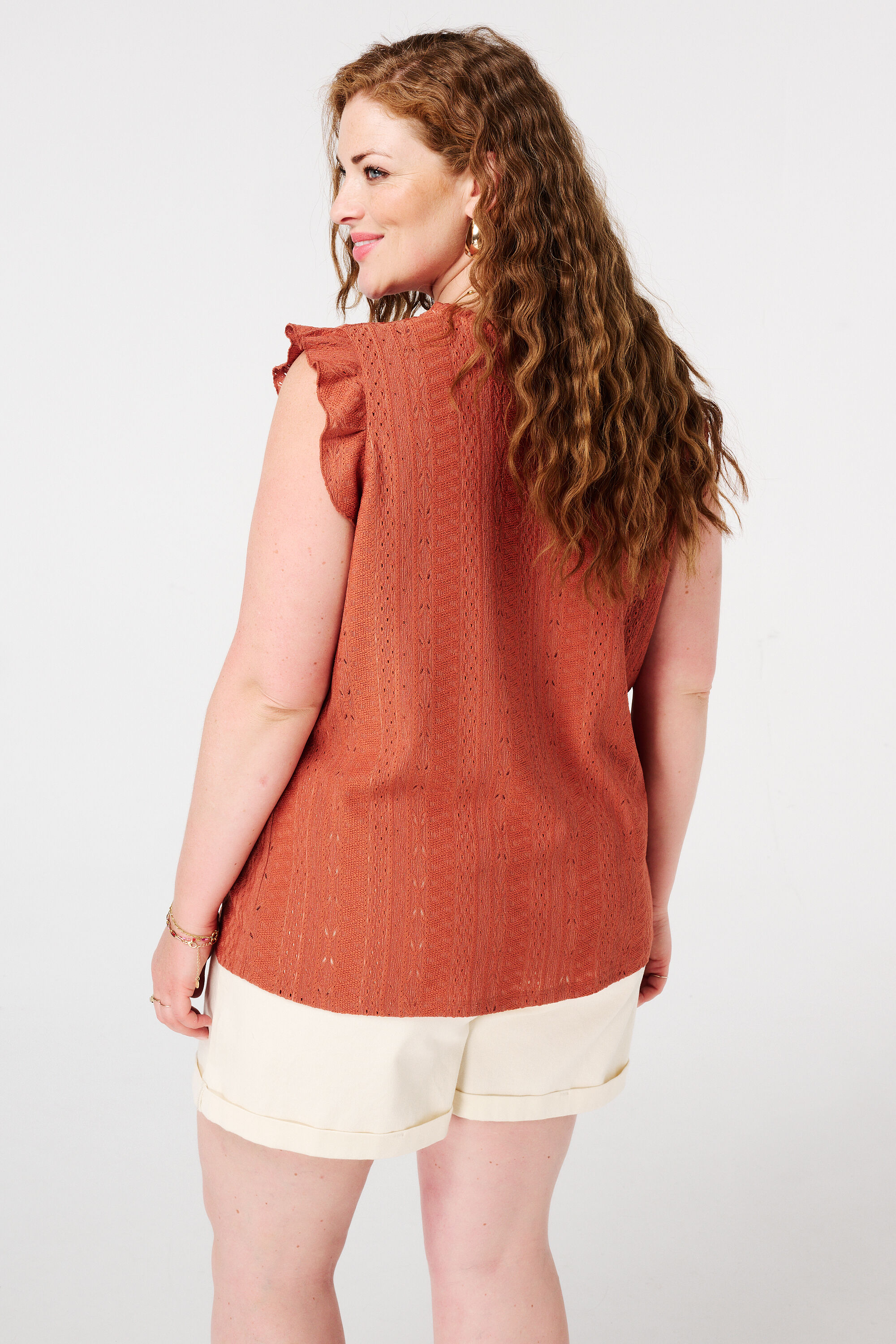 Top bordado con volantes image number 3