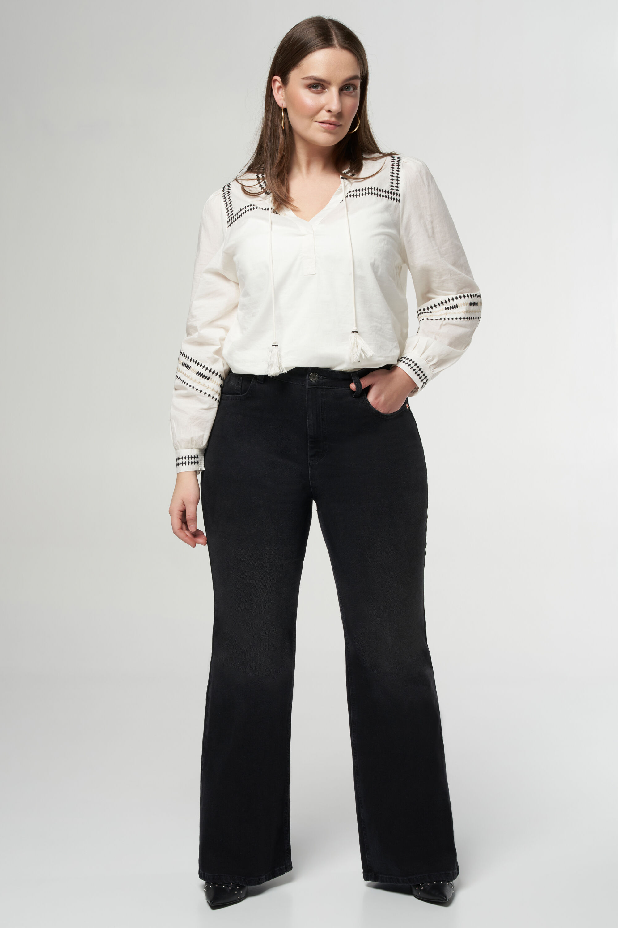 Vaqueros acampanados de talle alto image number 6