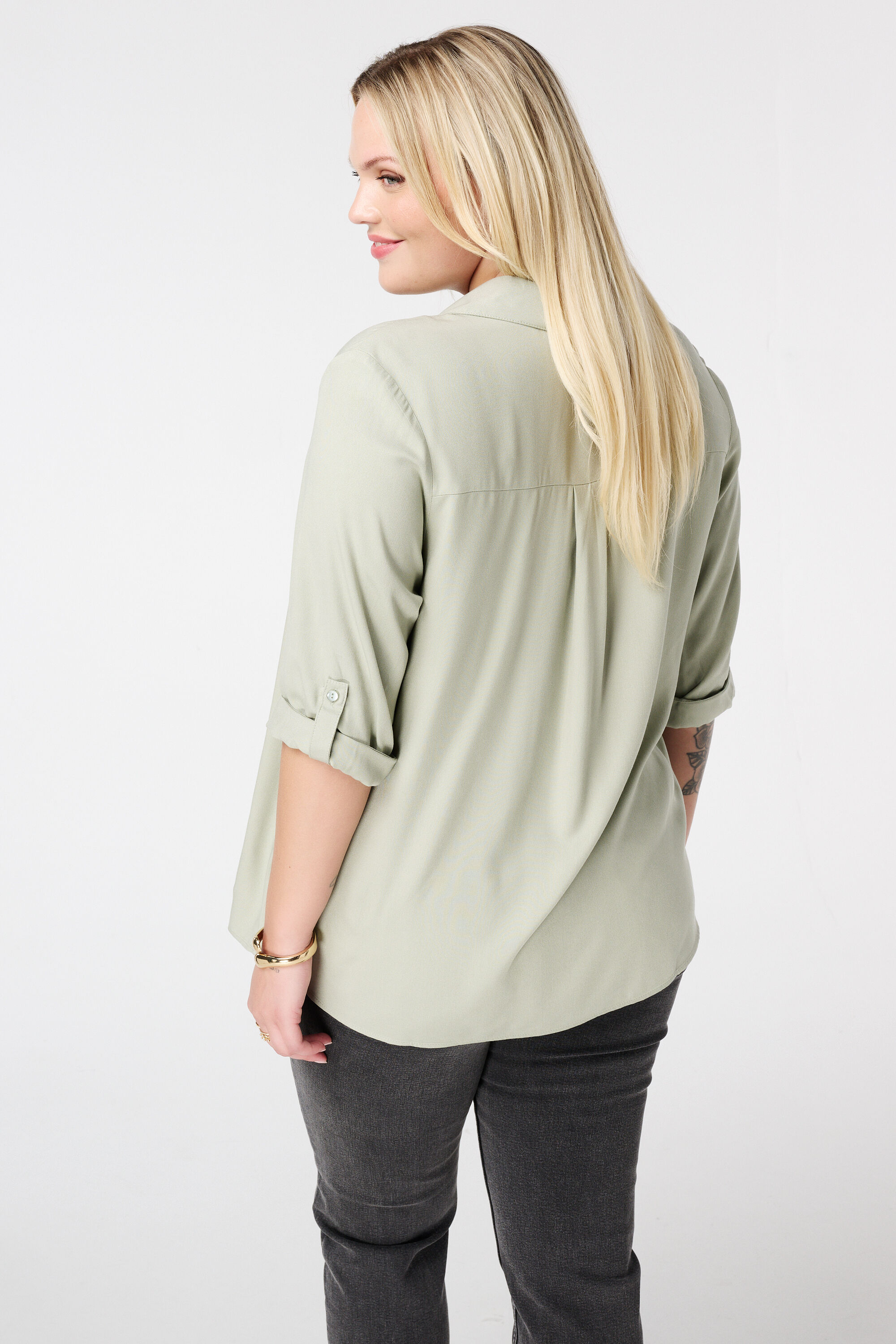 Blusa con mangas enrolladas image number 3