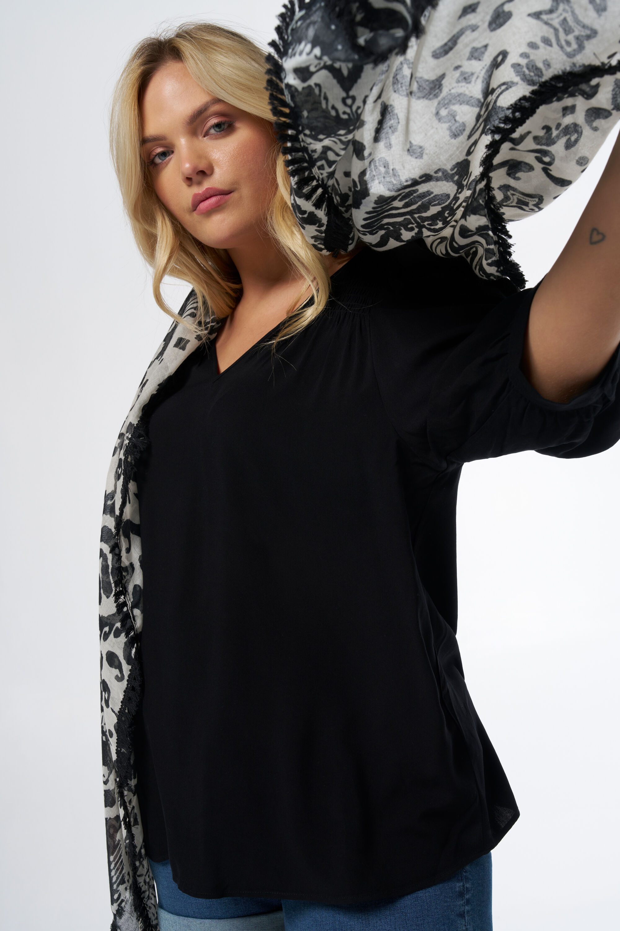 Fular con estampado  image number 2