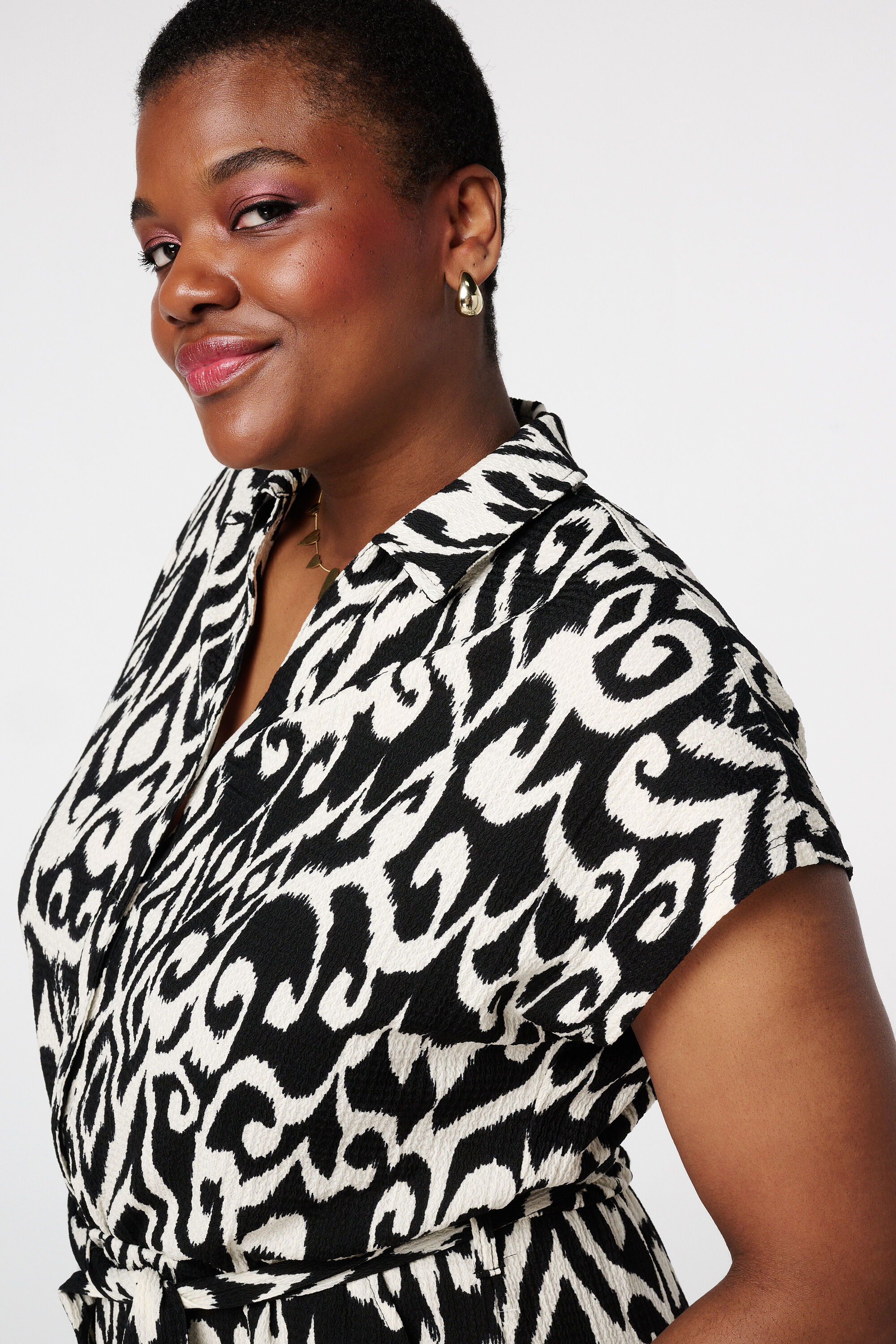 Mono con pajarita image number 3