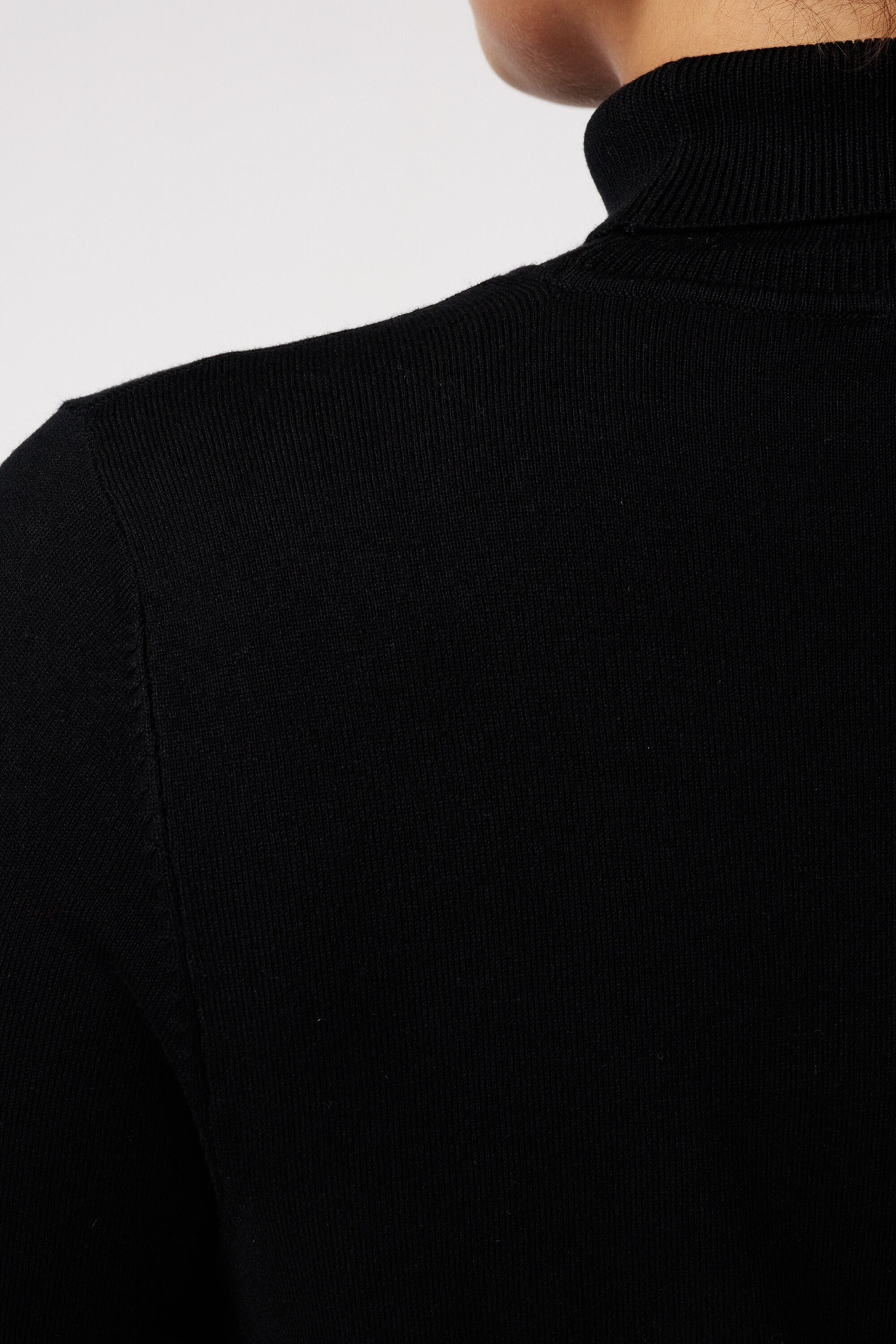 Jersey con cuello alto y botones decorativos image number 6