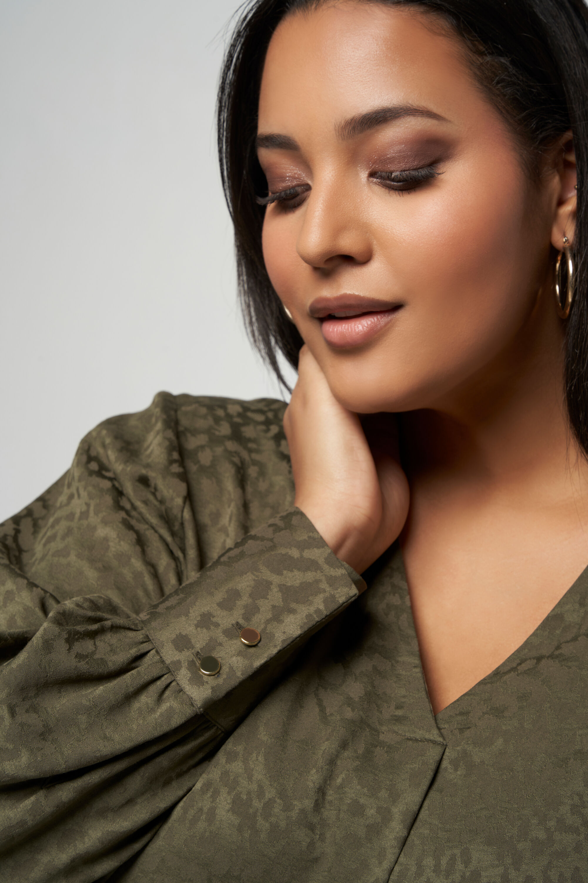 Blusa de sat&eacute;n con estampado image number 4