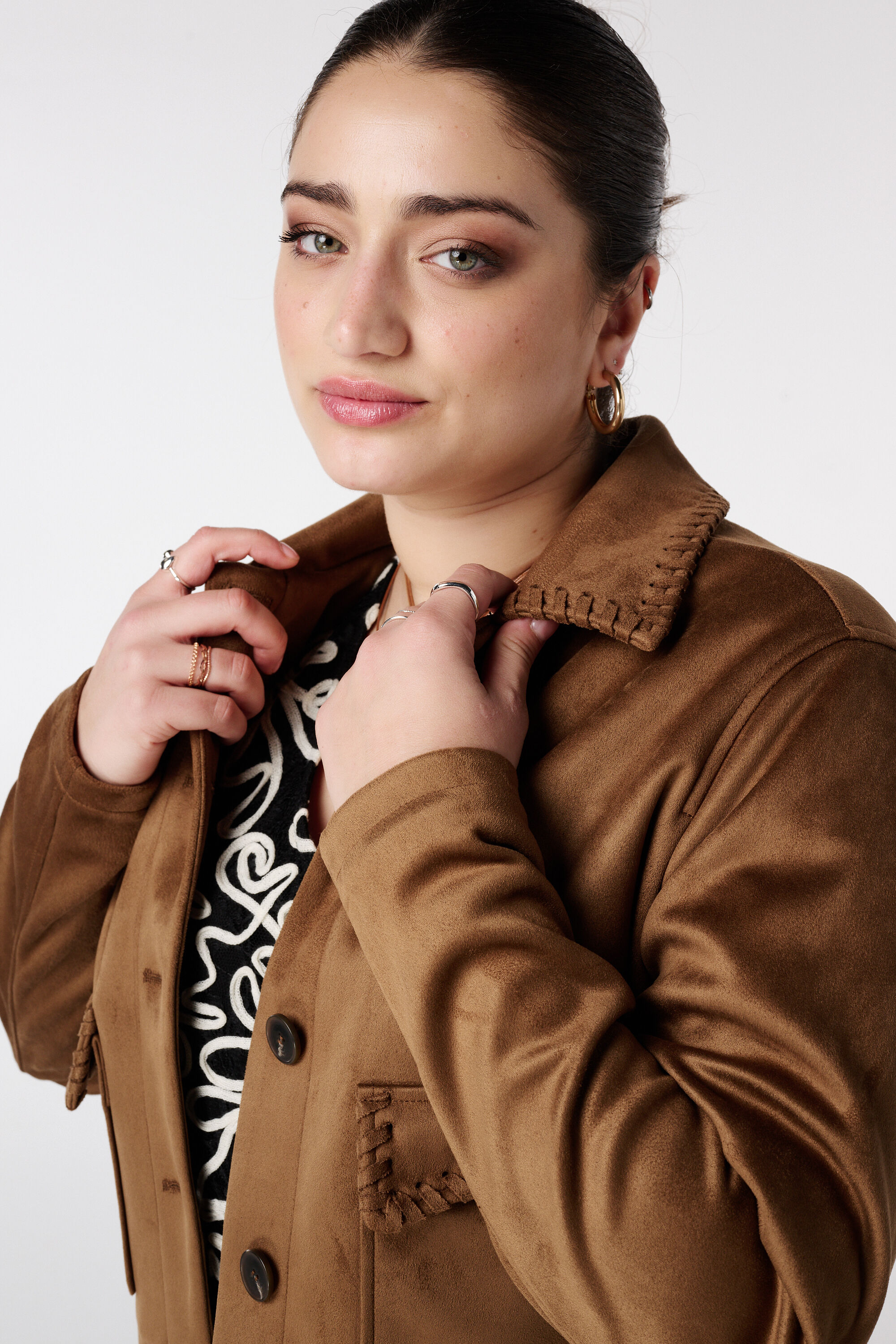 Chaqueta corta efecto ante con pespuntes image number 4