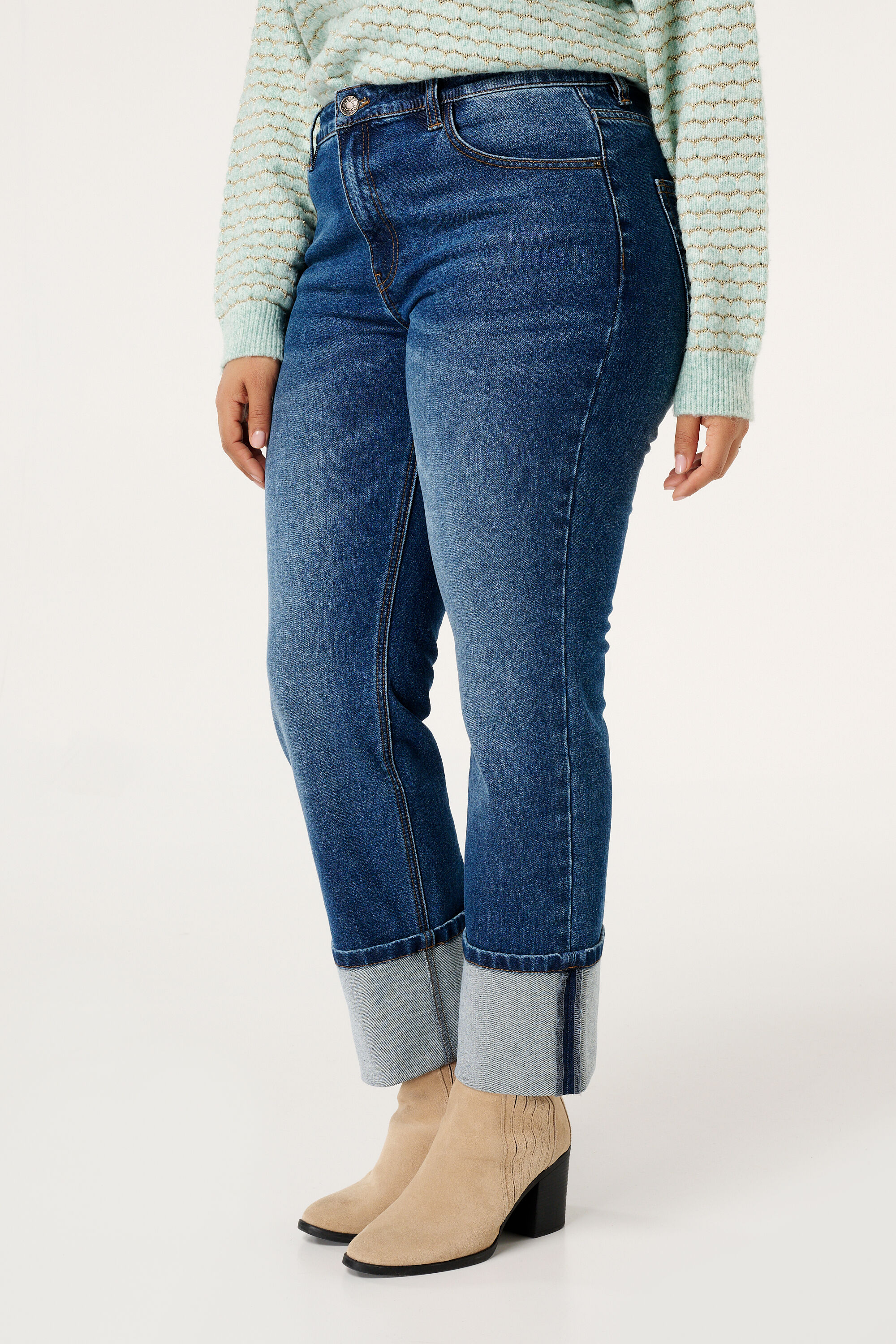 Vaqueros con perneras rectas y vuelta image number 5