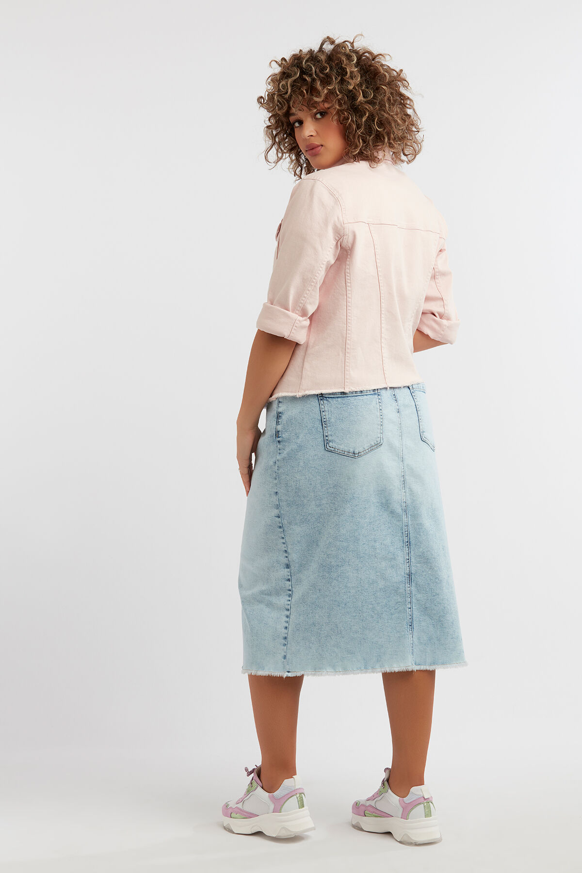 Chaqueta con bordes deshilachados image number 7