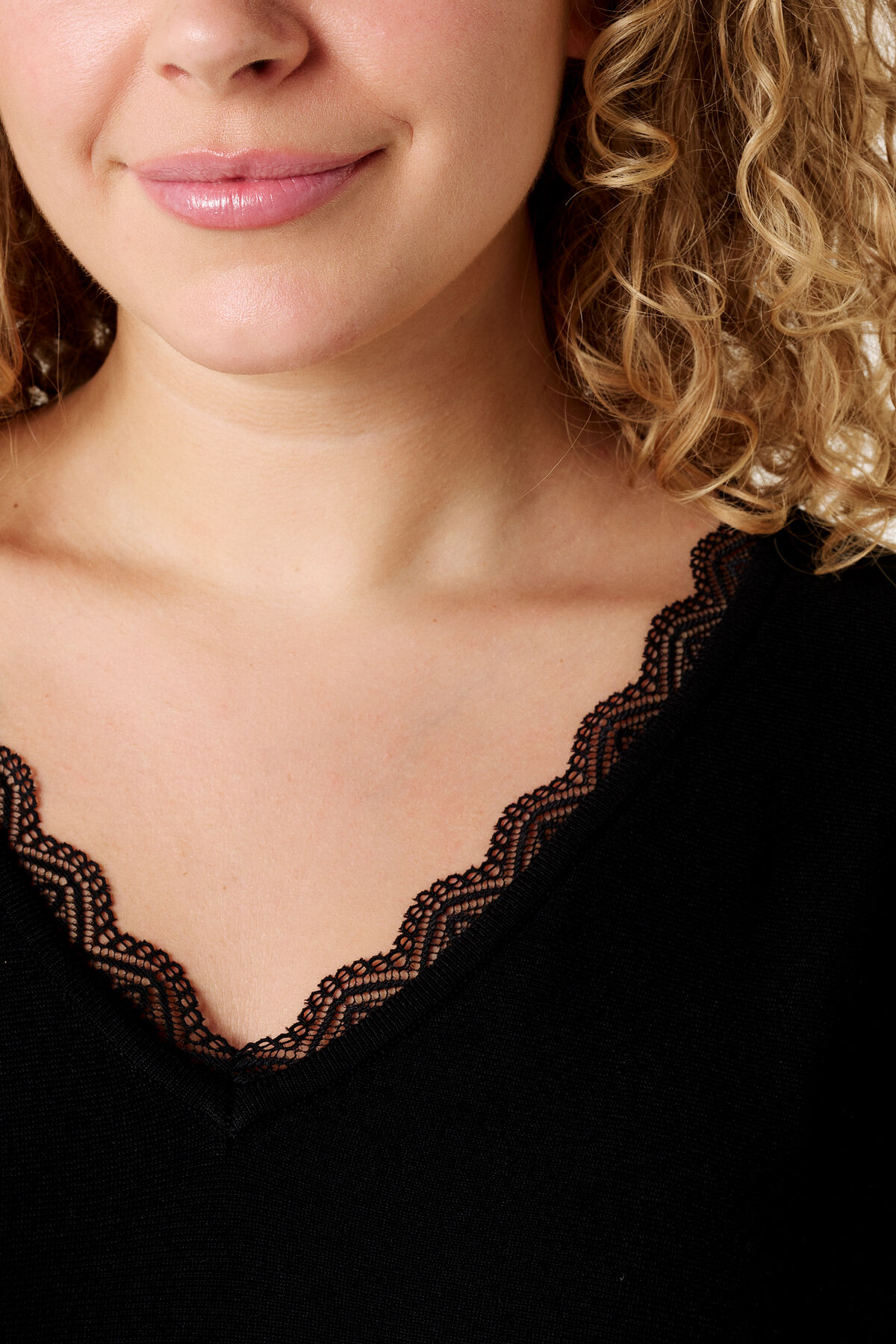 Su&eacute;ter con detalles de encaje image number 4