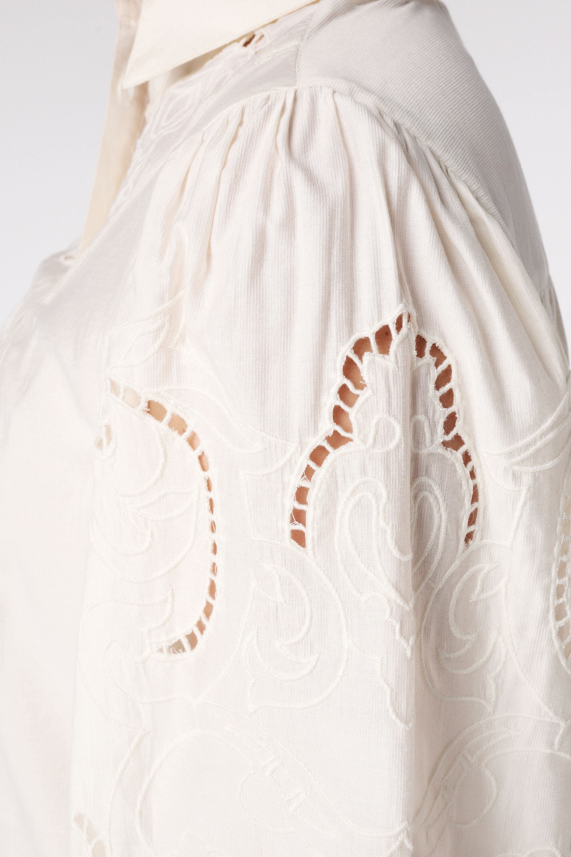 Blusa con bordado calado image number 6