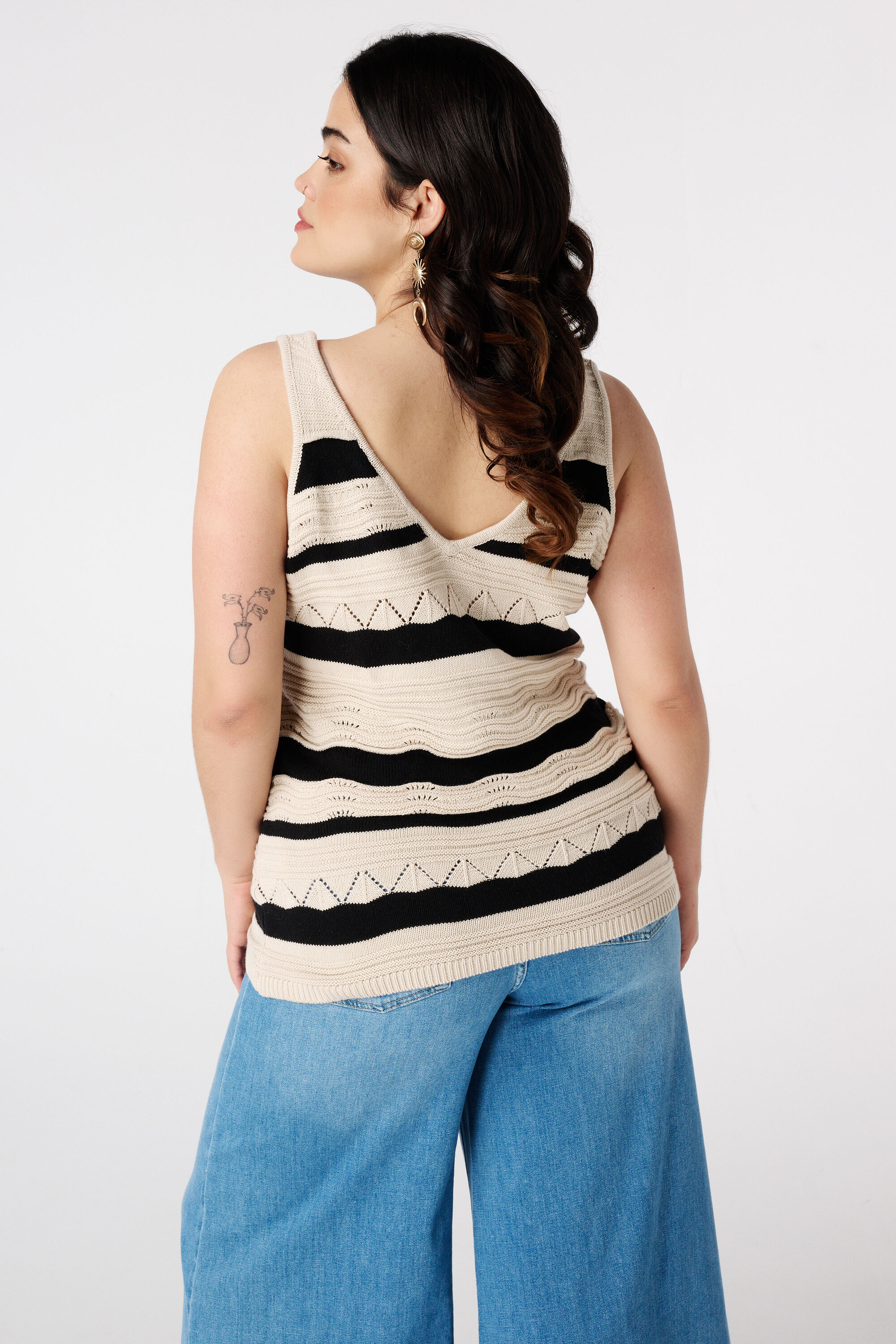 Top con escote en V image number 3