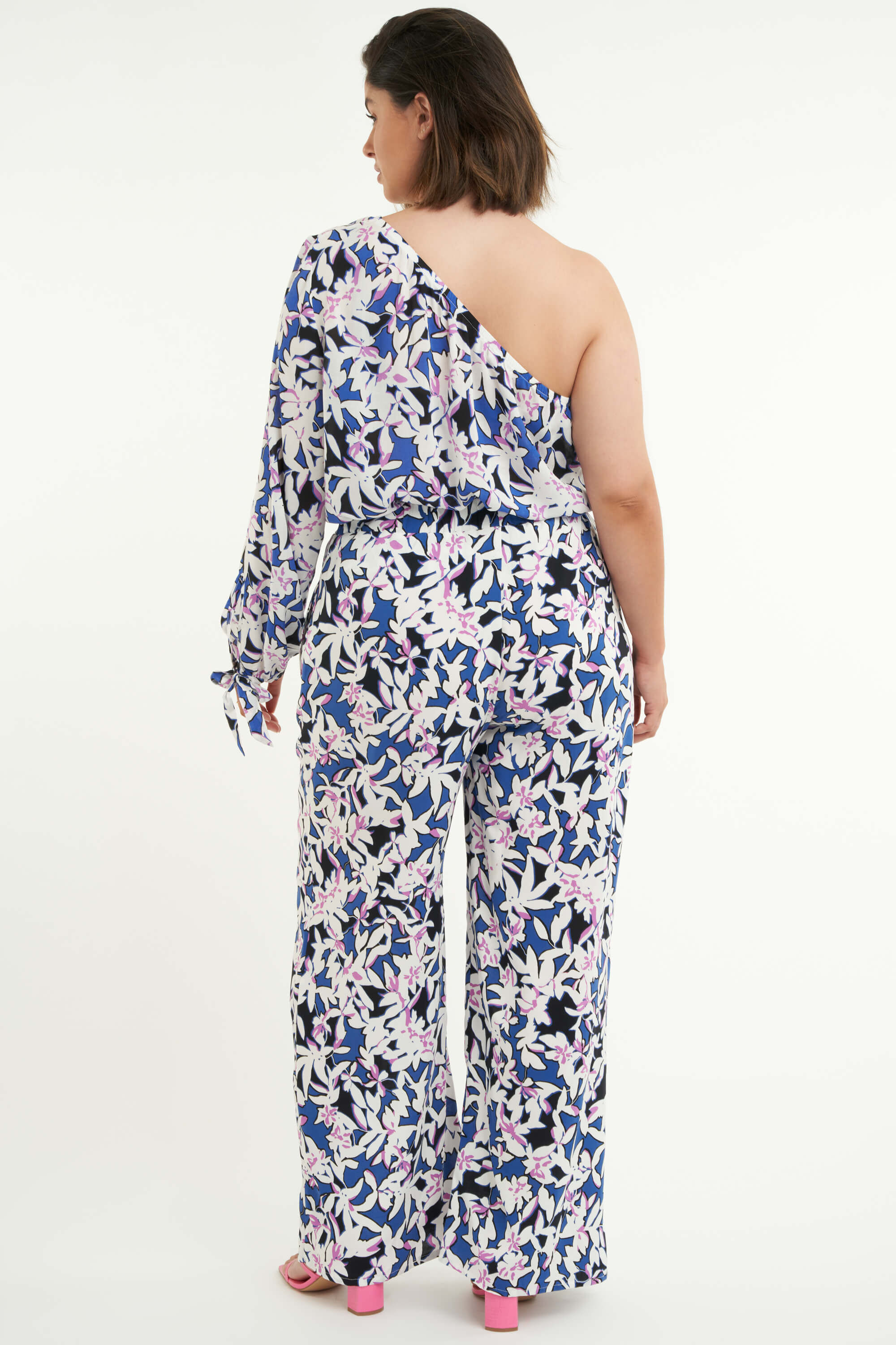 Pantalones anchos con una apertura image number 4